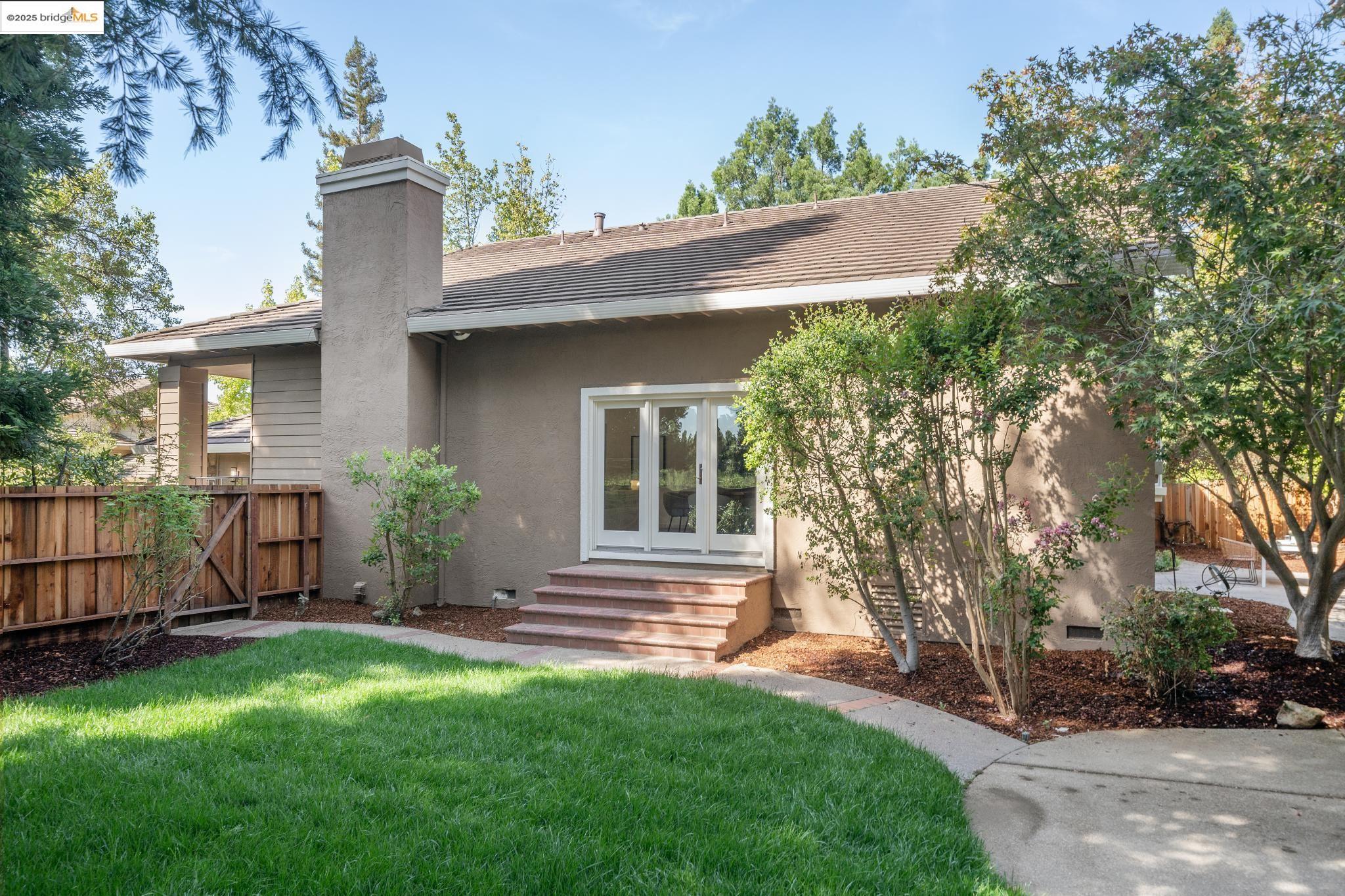579 Grimsby Ln