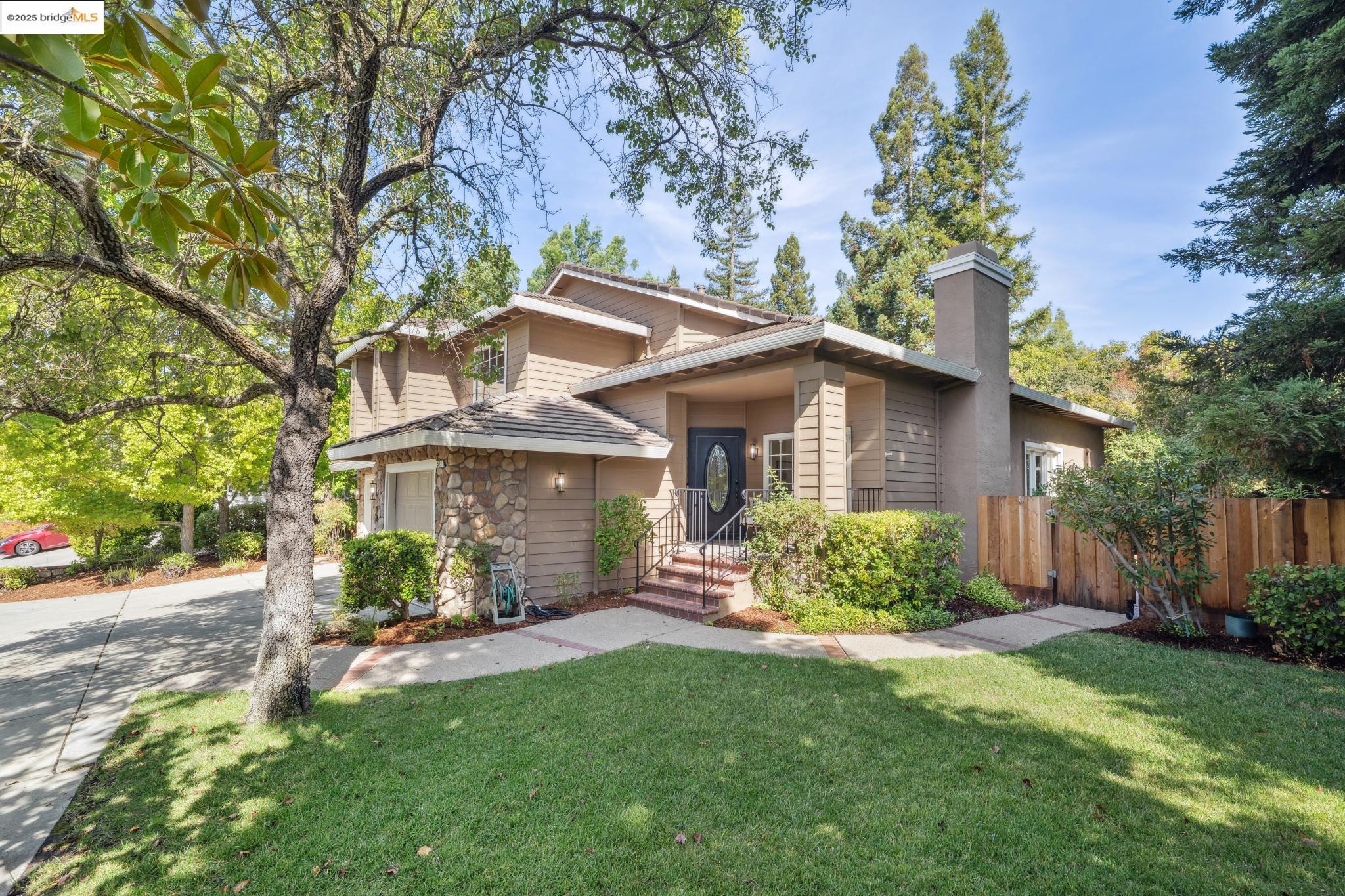 579 Grimsby Ln