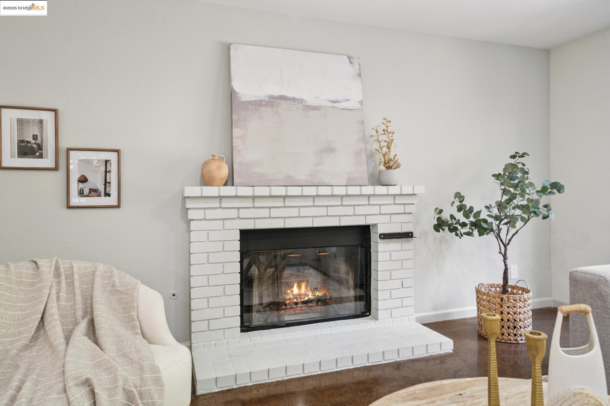 579 Grimsby Ln