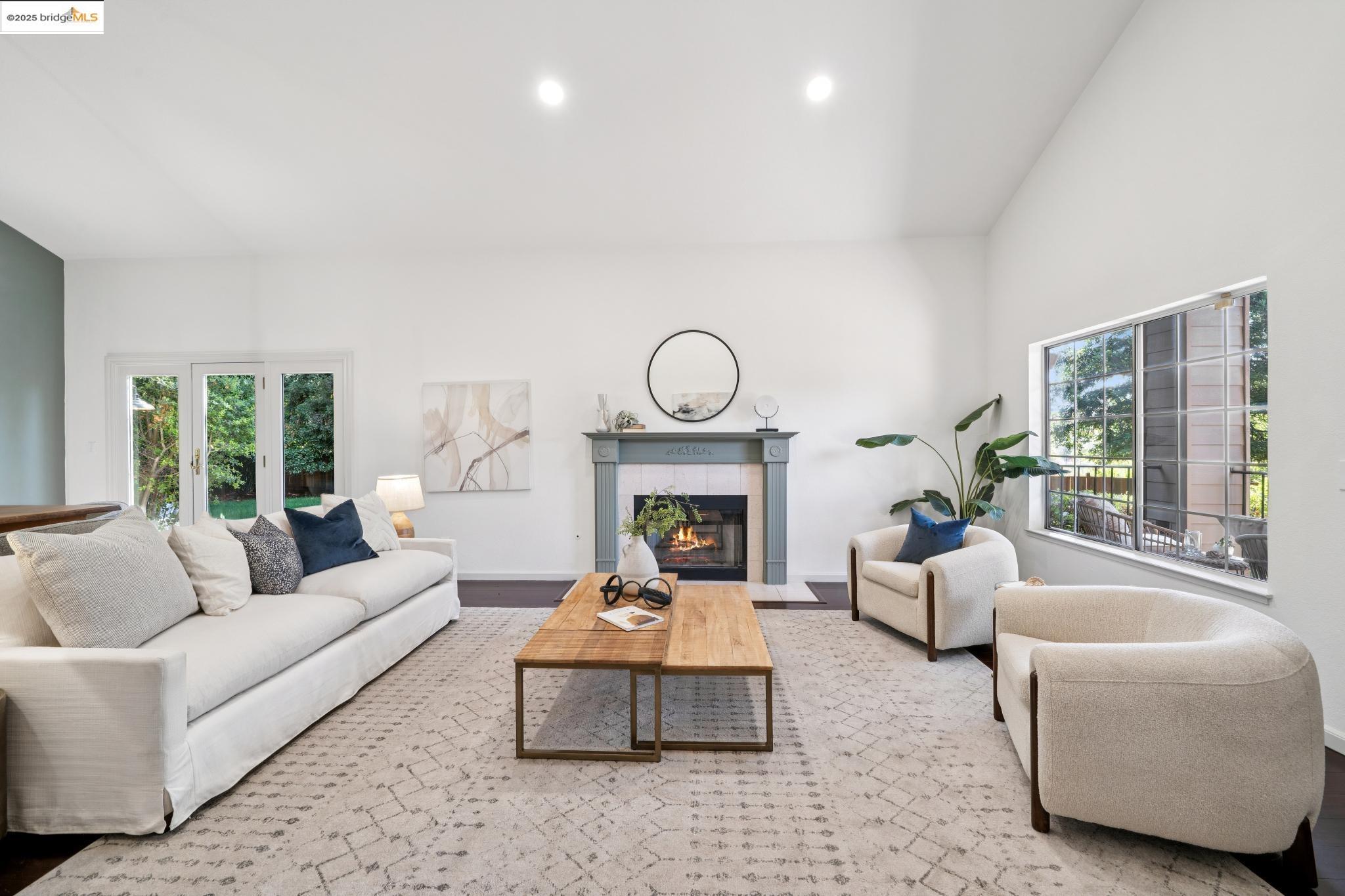 579 Grimsby Ln