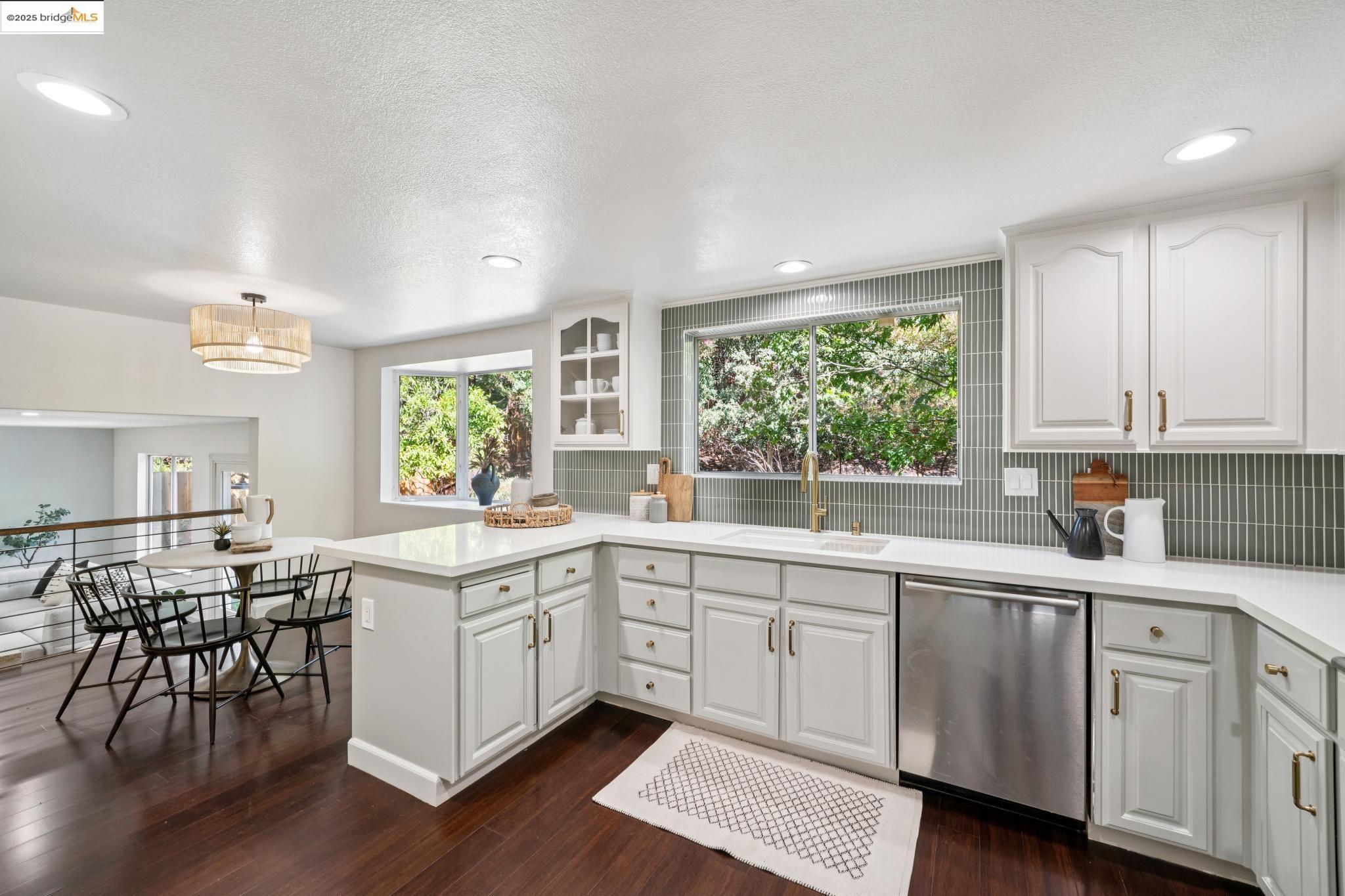 579 Grimsby Ln