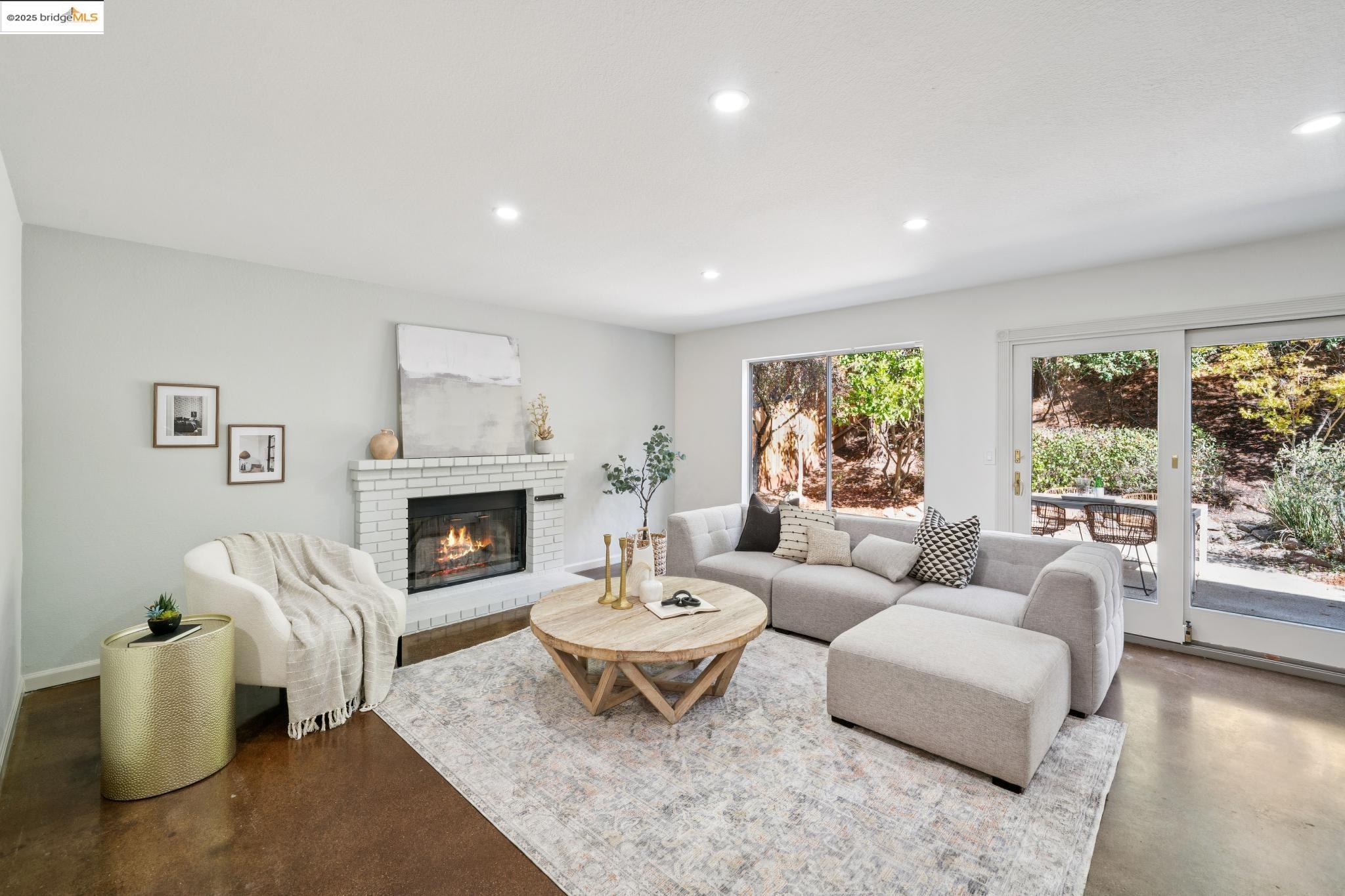 579 Grimsby Ln