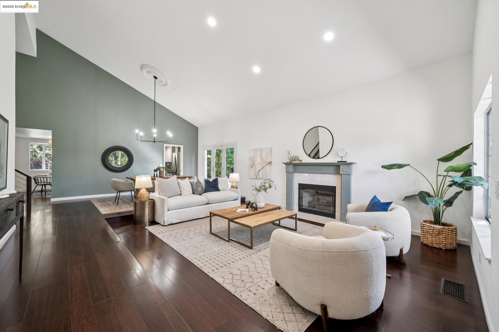 579 Grimsby Ln