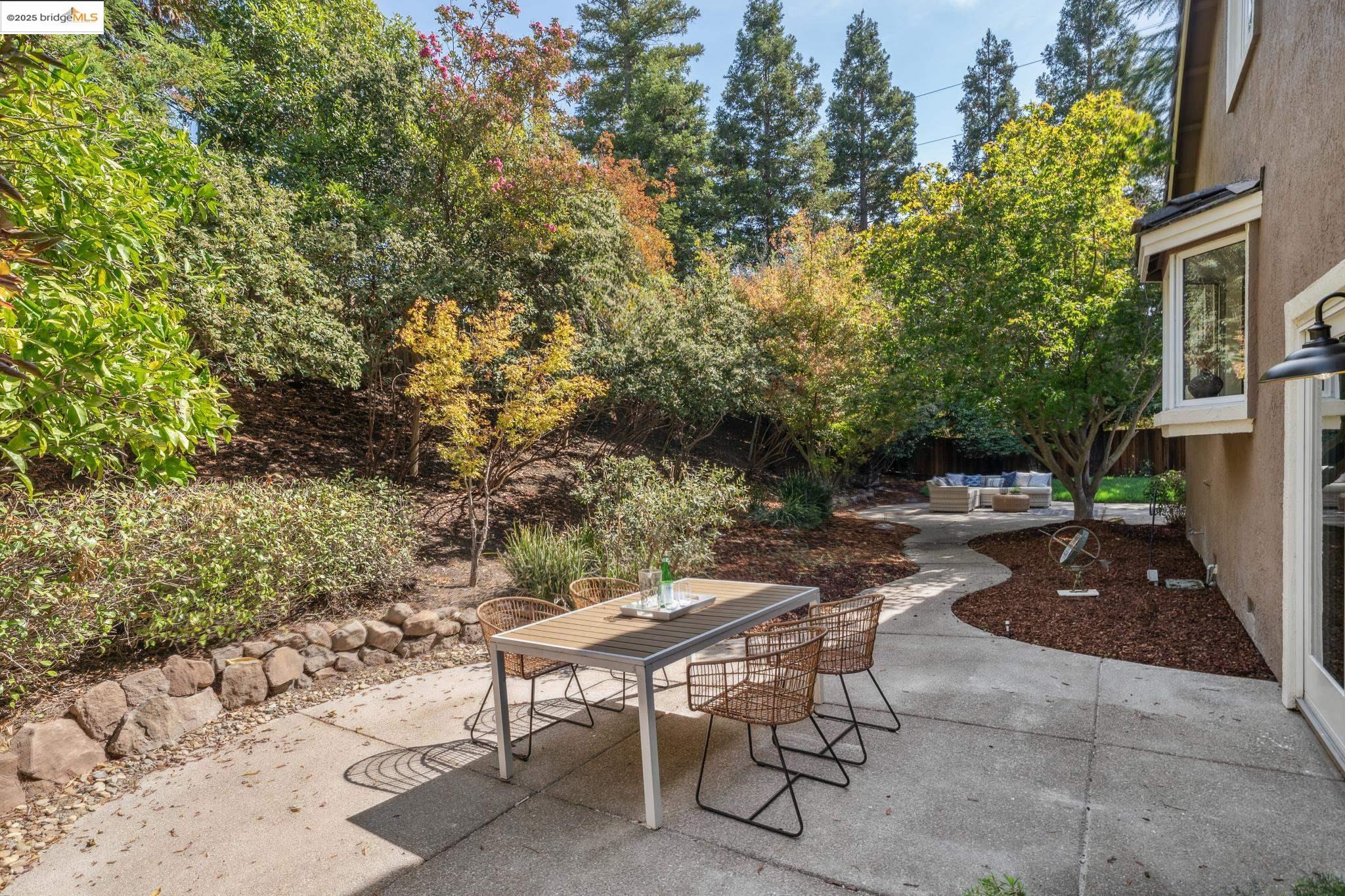 579 Grimsby Ln