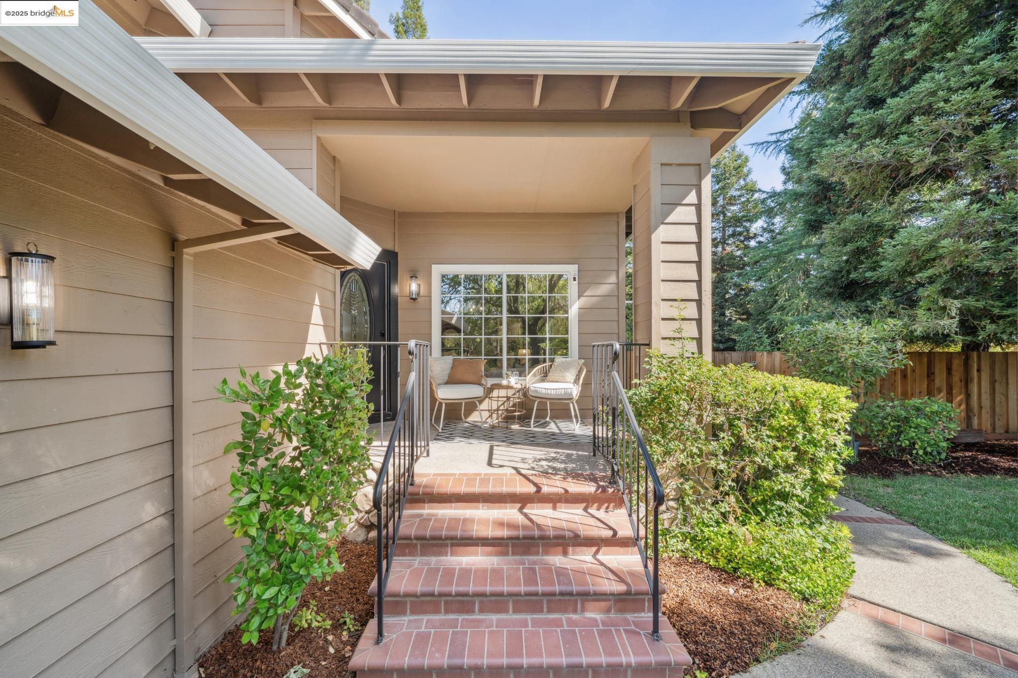 579 Grimsby Ln