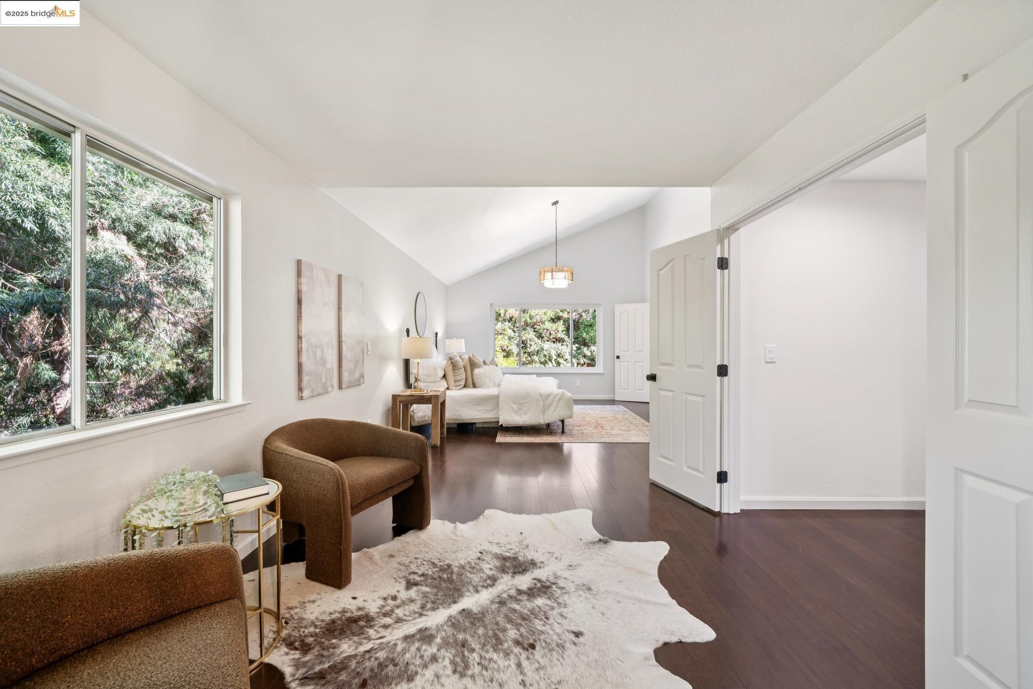 579 Grimsby Ln