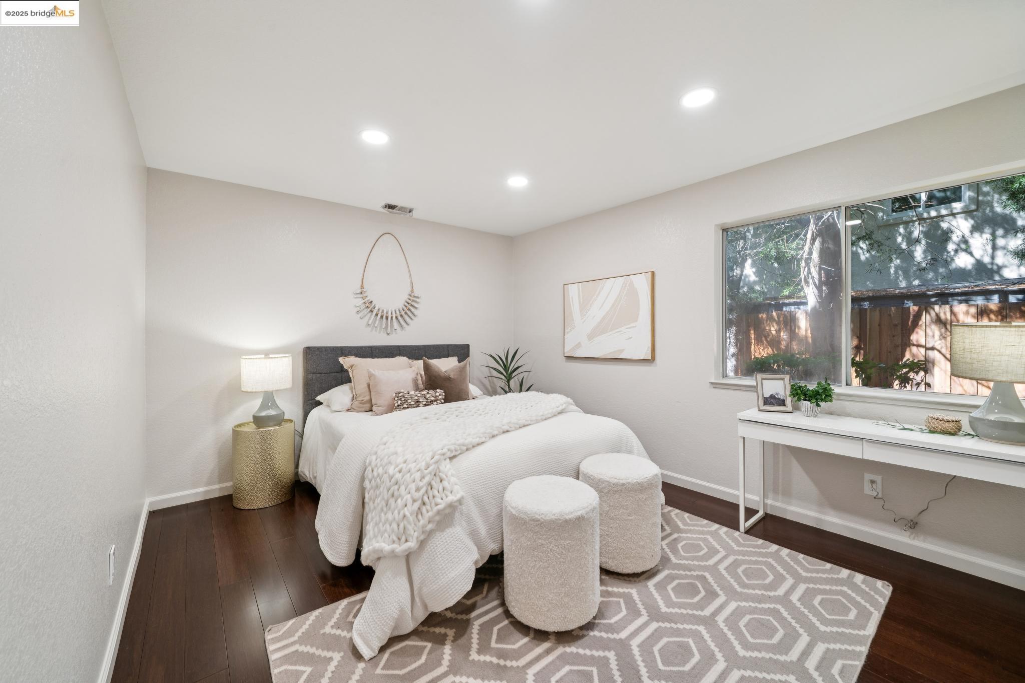 579 Grimsby Ln