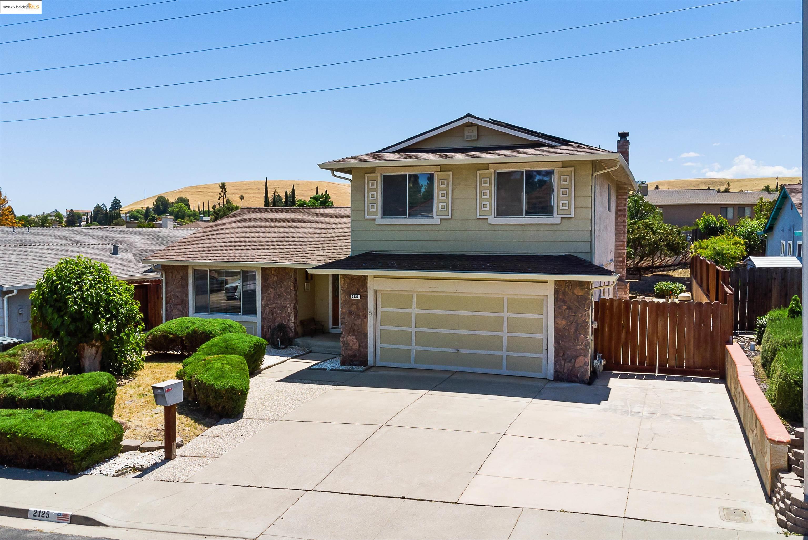 2125 Robles Dr