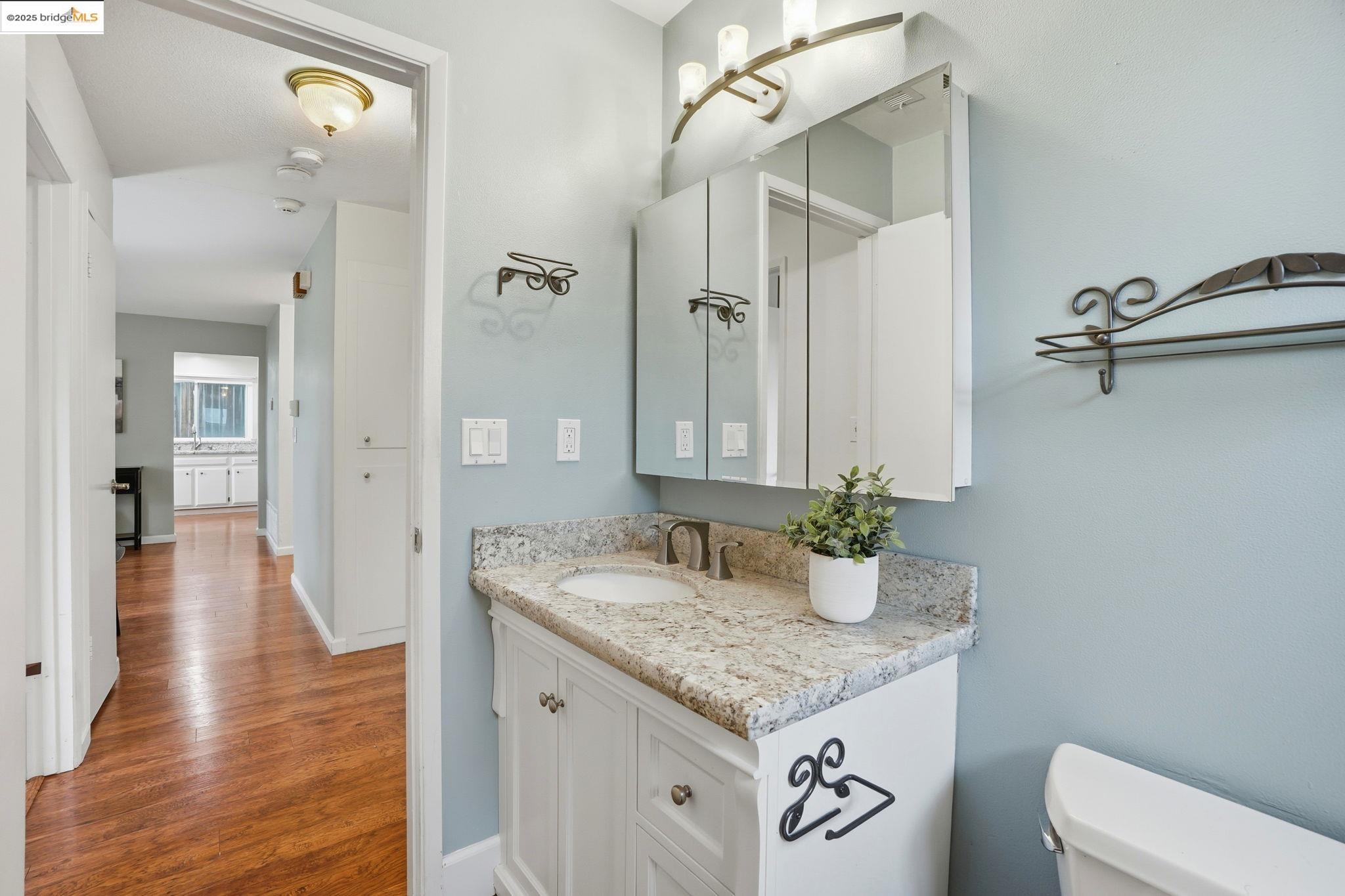 1098 Alamo Ct