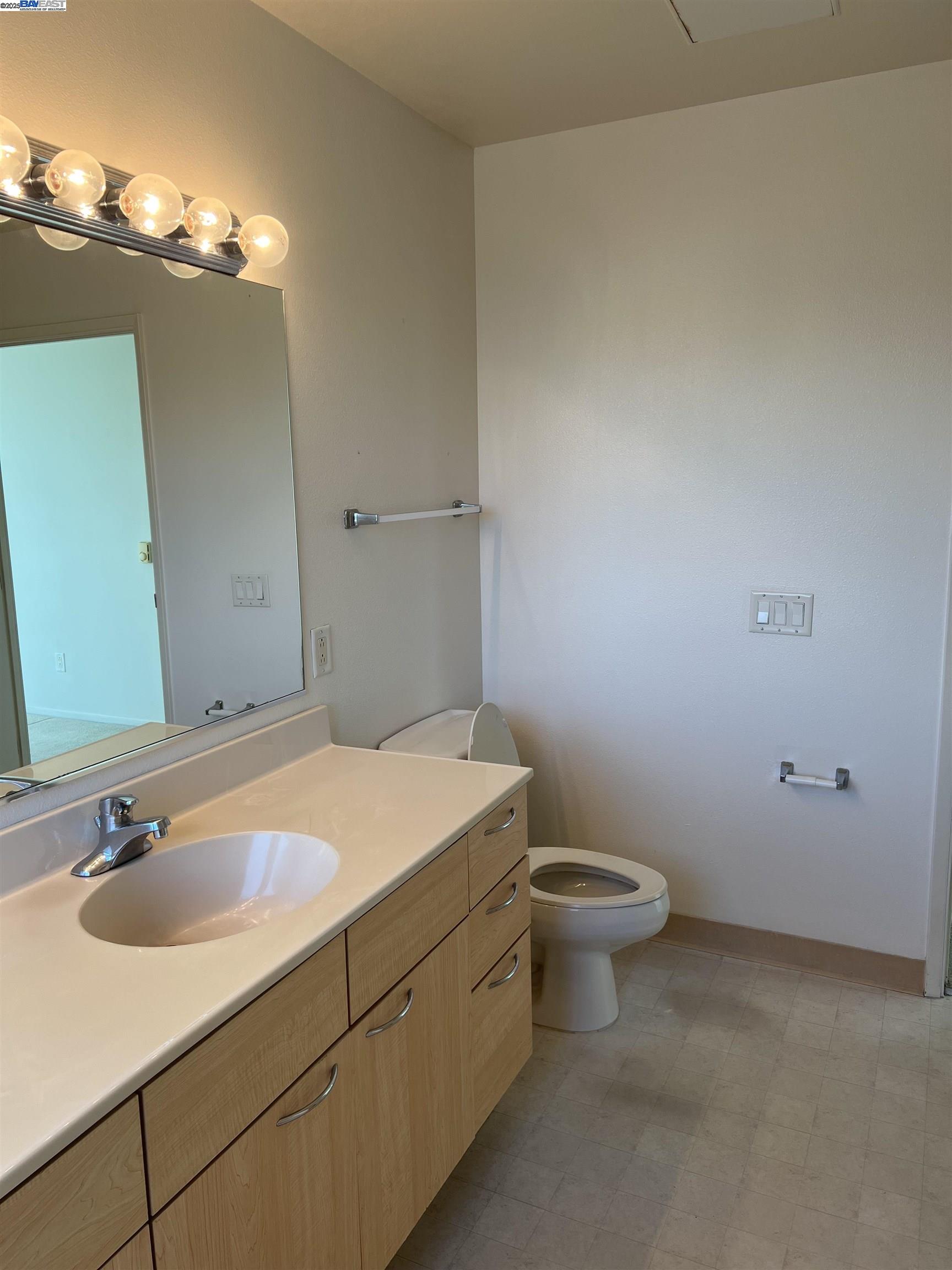 1 Lakeside Dr # 821