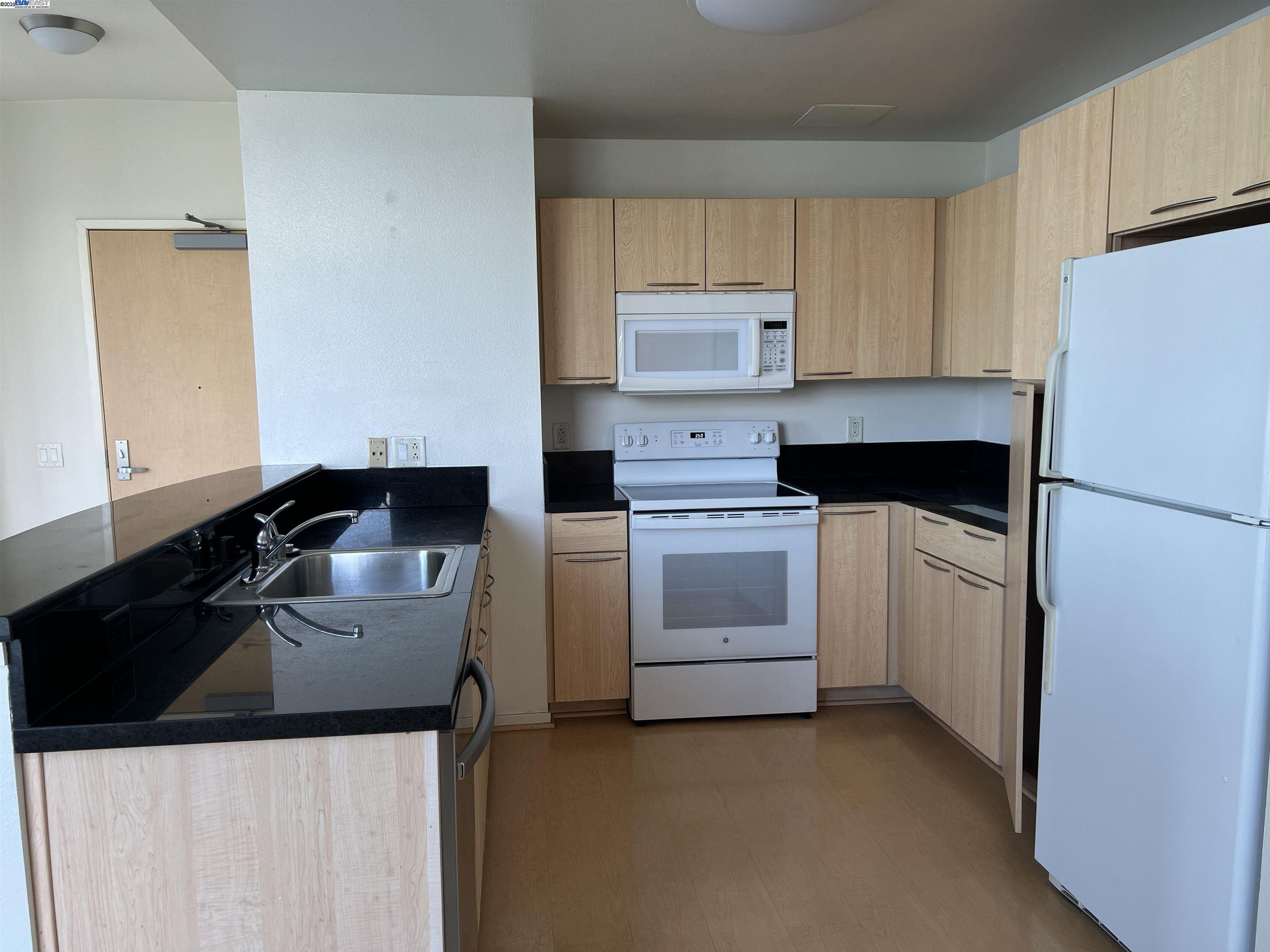 1 Lakeside Dr # 821