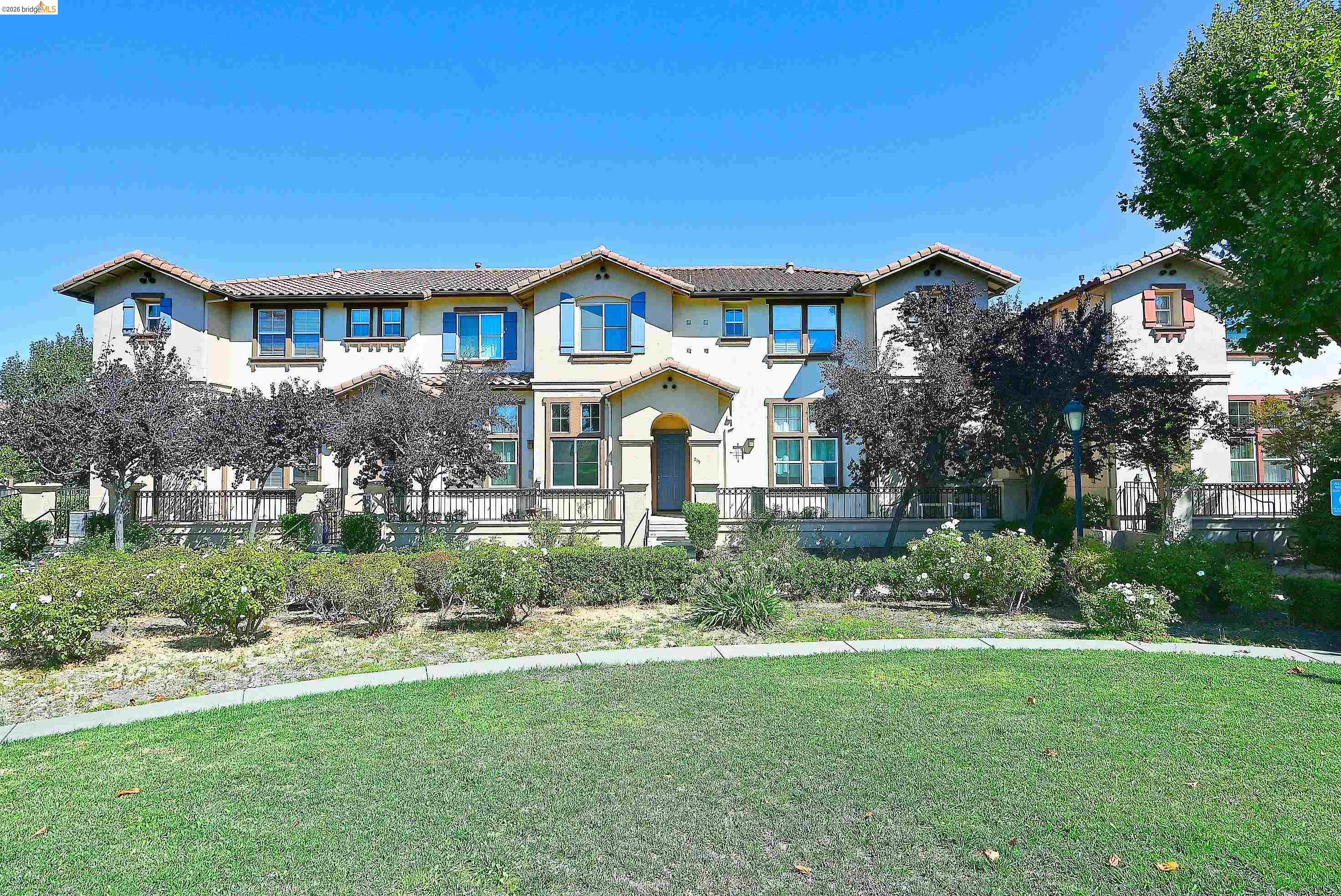 215 Santa Barbara St