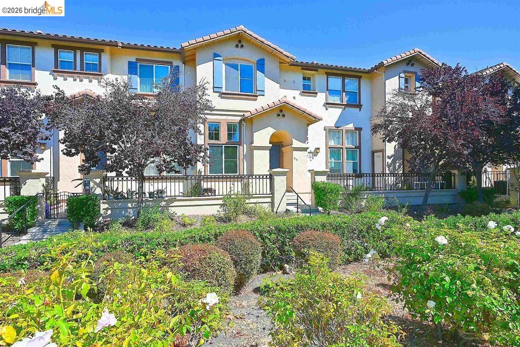 215 Santa Barbara St