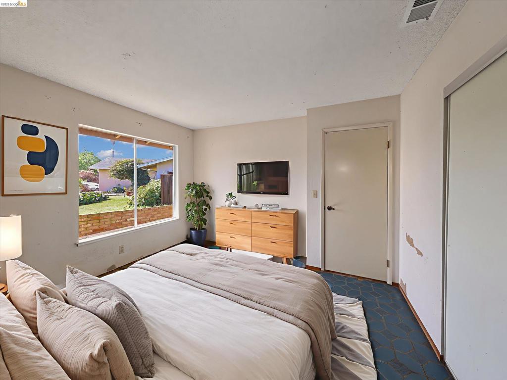 8093 8093 Del Monte Ave