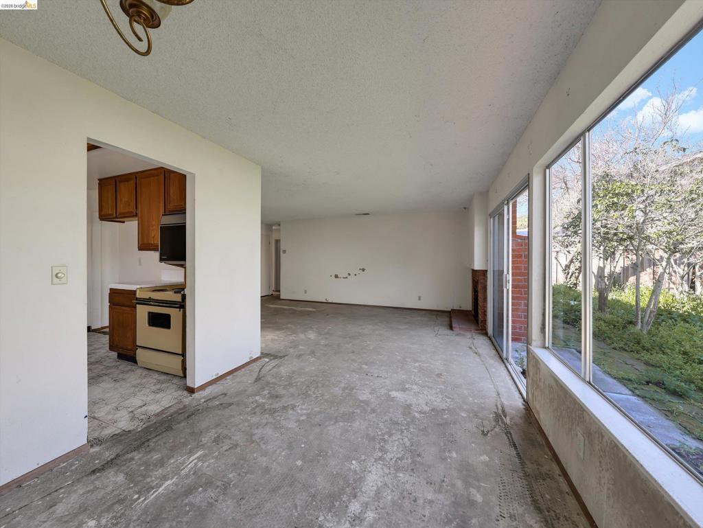 8093 8093 Del Monte Ave