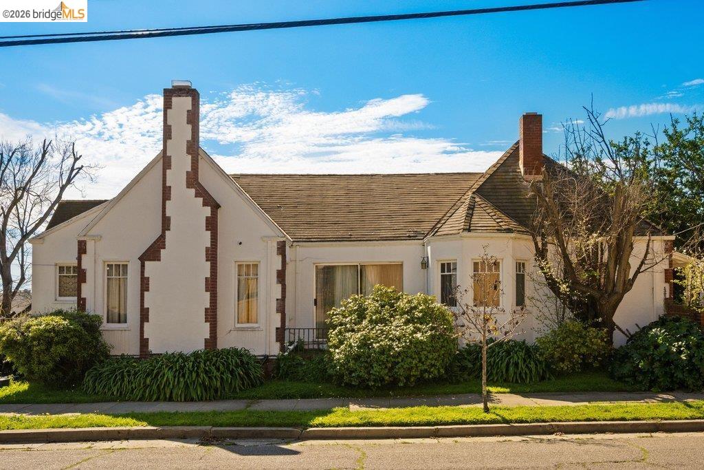 2569 Maxwell Ave