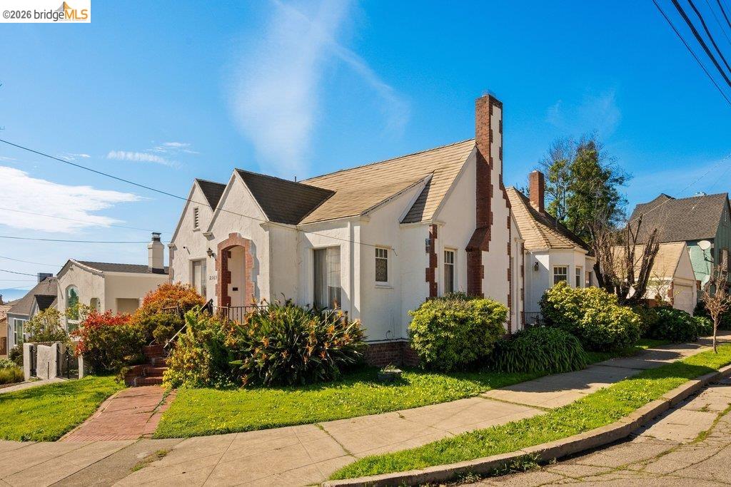 2569 Maxwell Ave