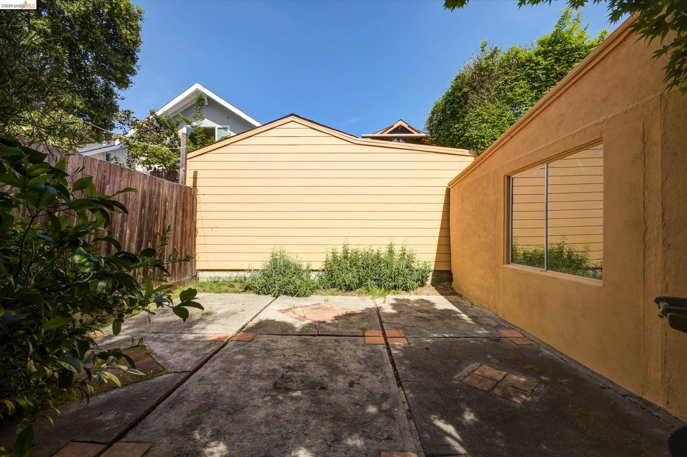 5570 Taft Ave