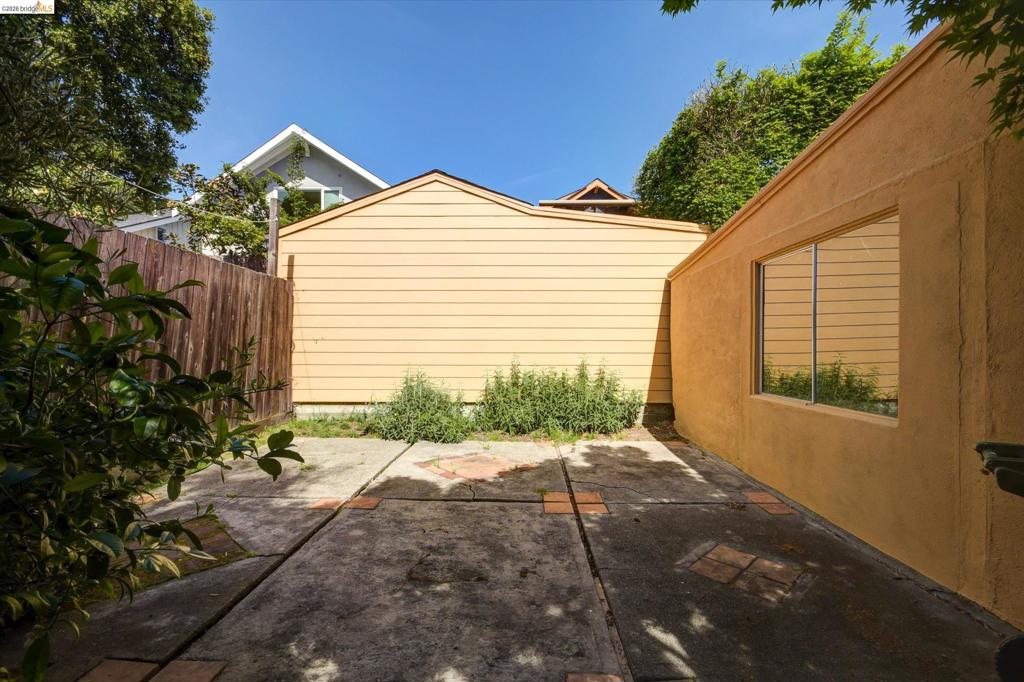 5570 Taft Ave
