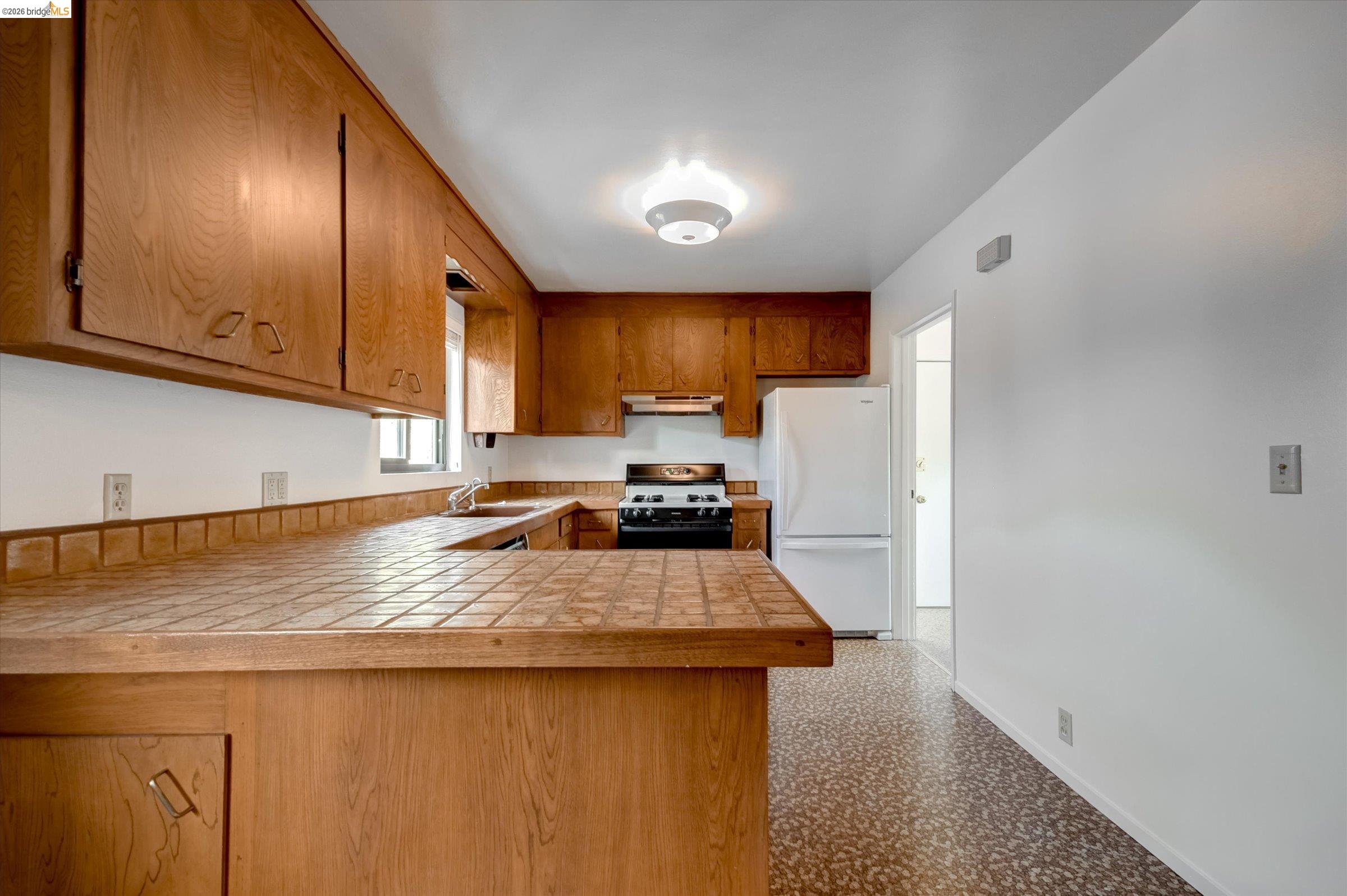 5570 Taft Ave