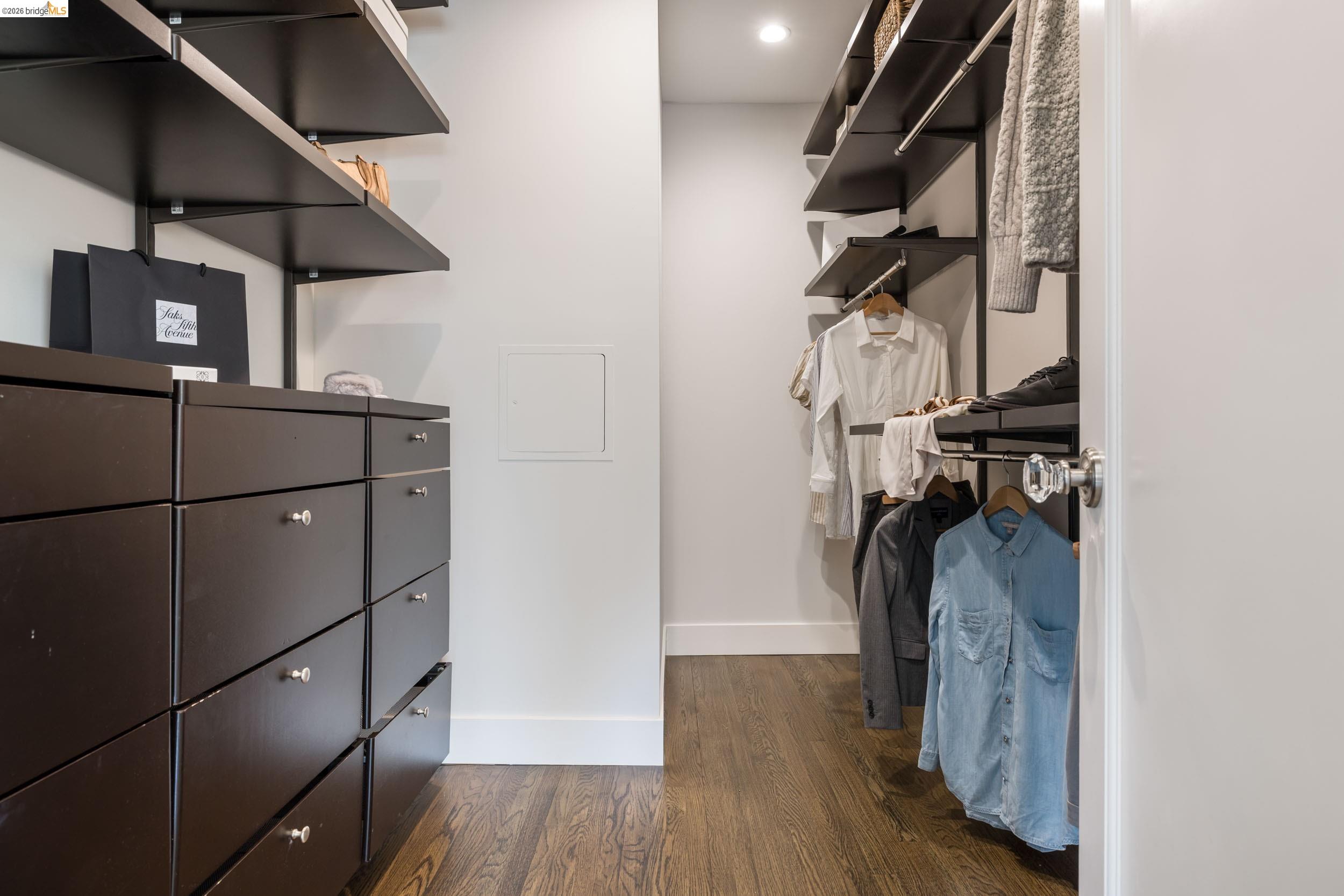 835 Grosvenor Pl