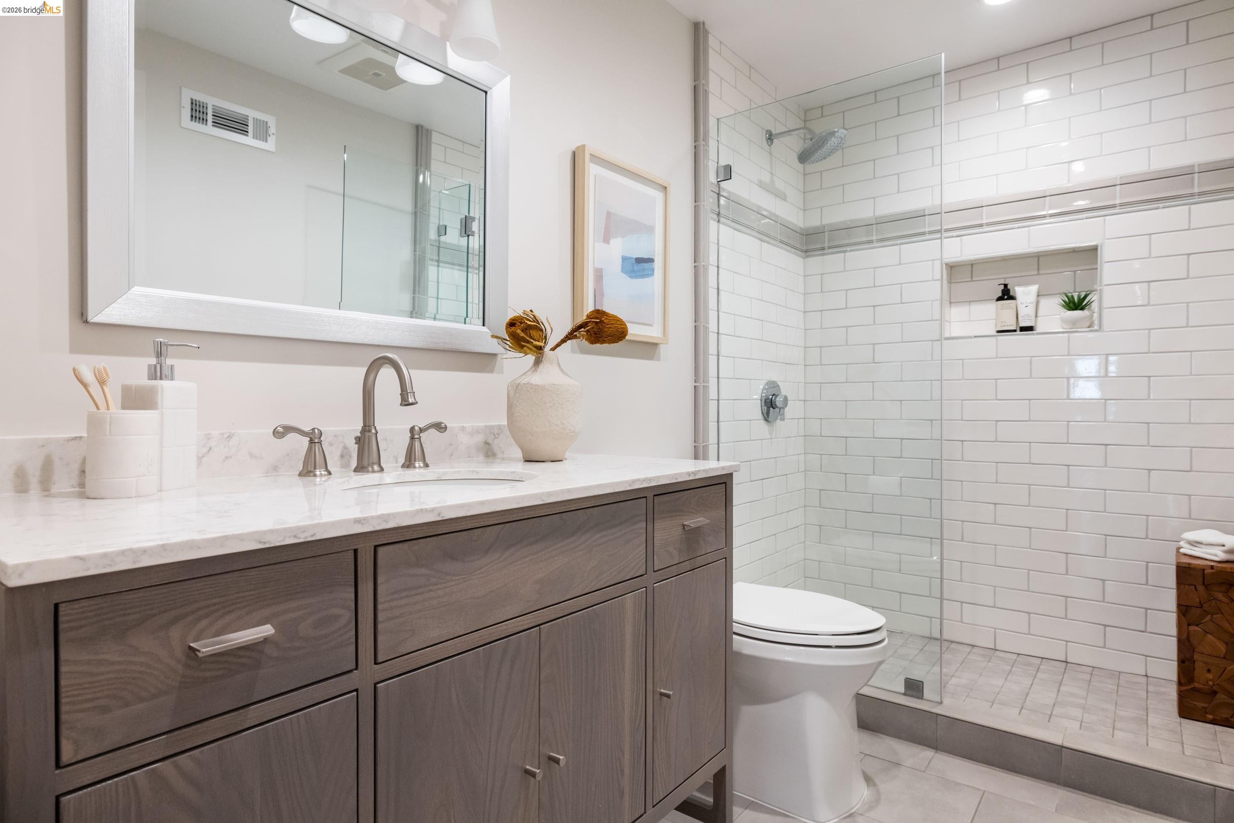 835 Grosvenor Pl