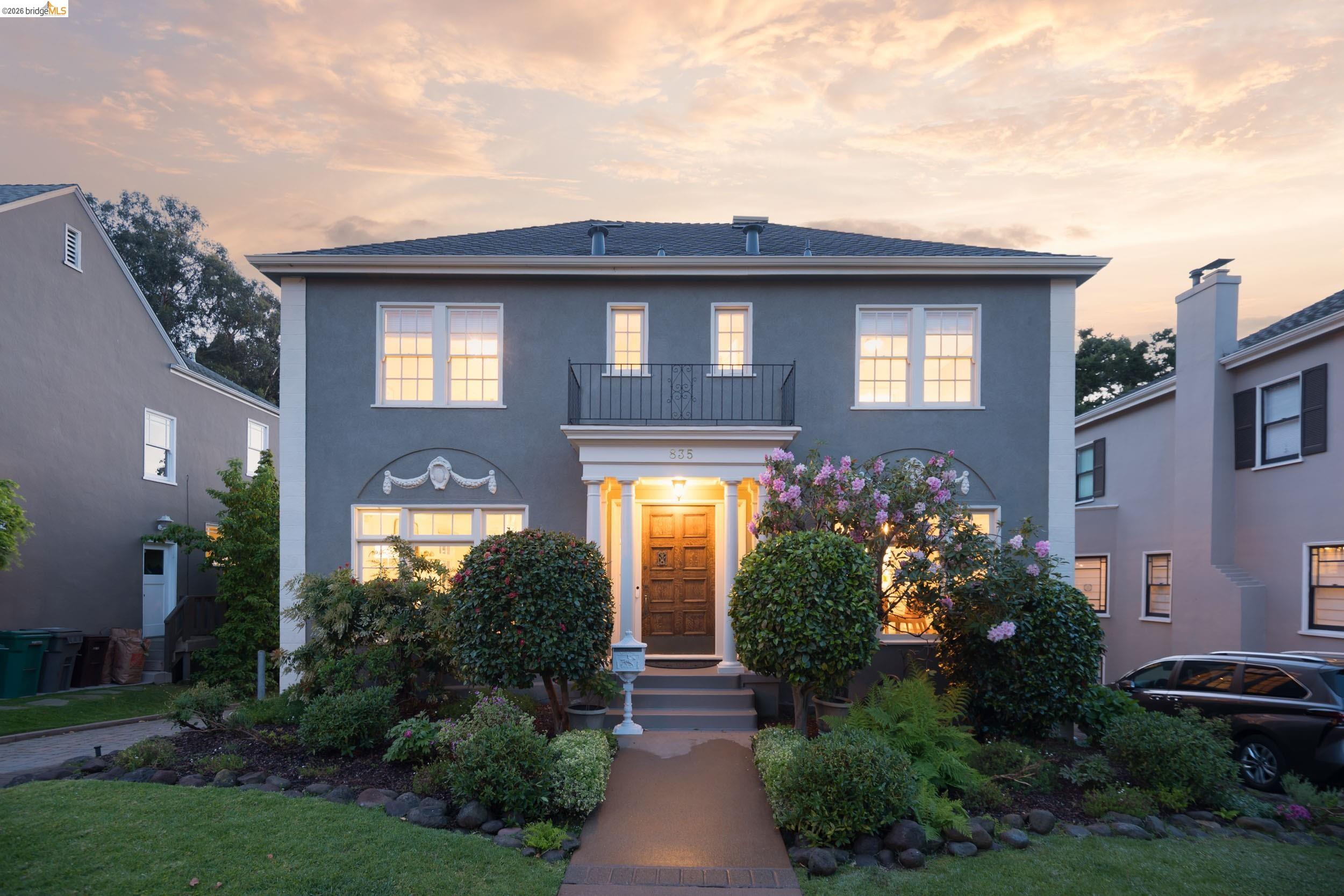 835 Grosvenor Pl