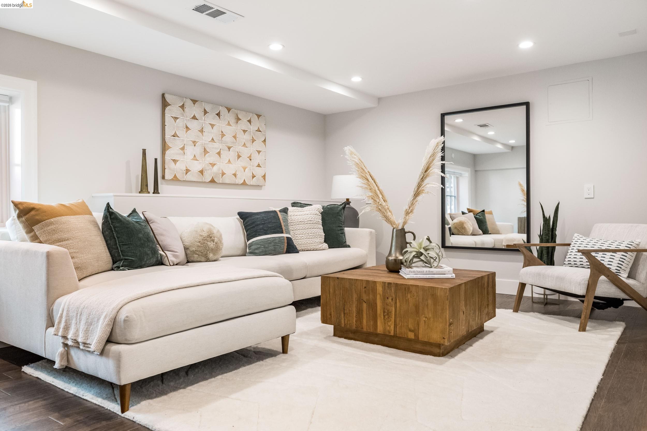 835 Grosvenor Pl
