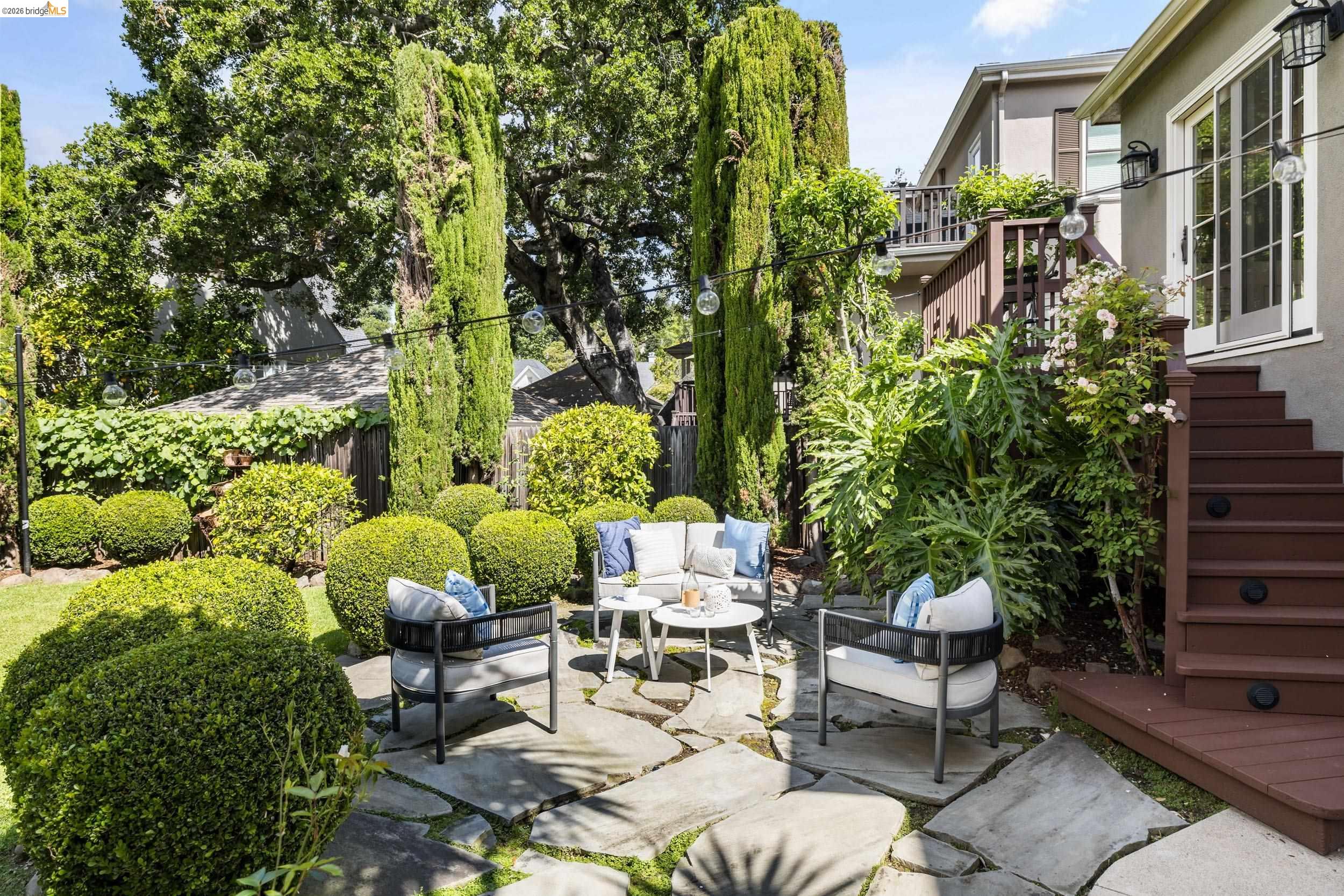 835 Grosvenor Pl