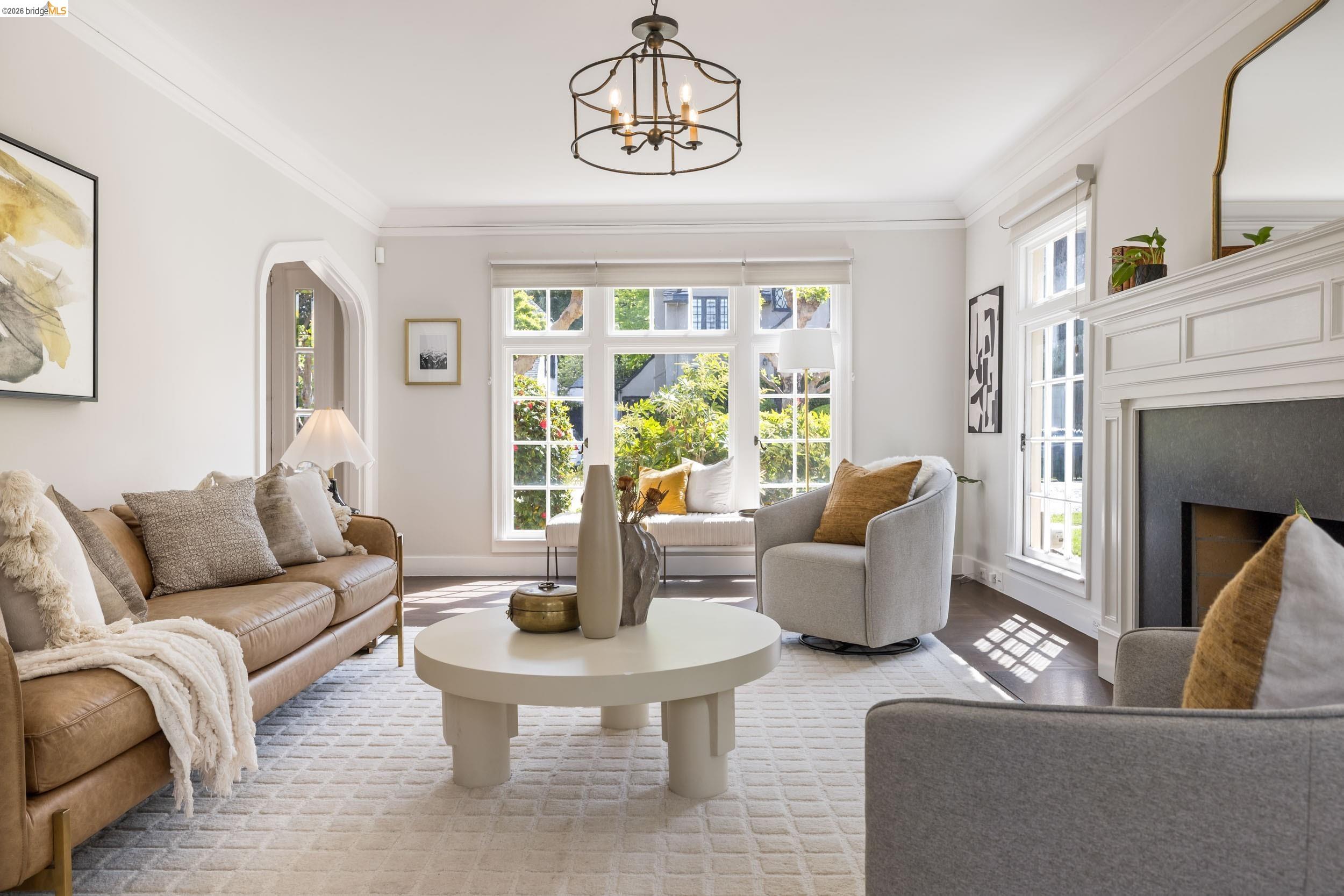 835 Grosvenor Pl