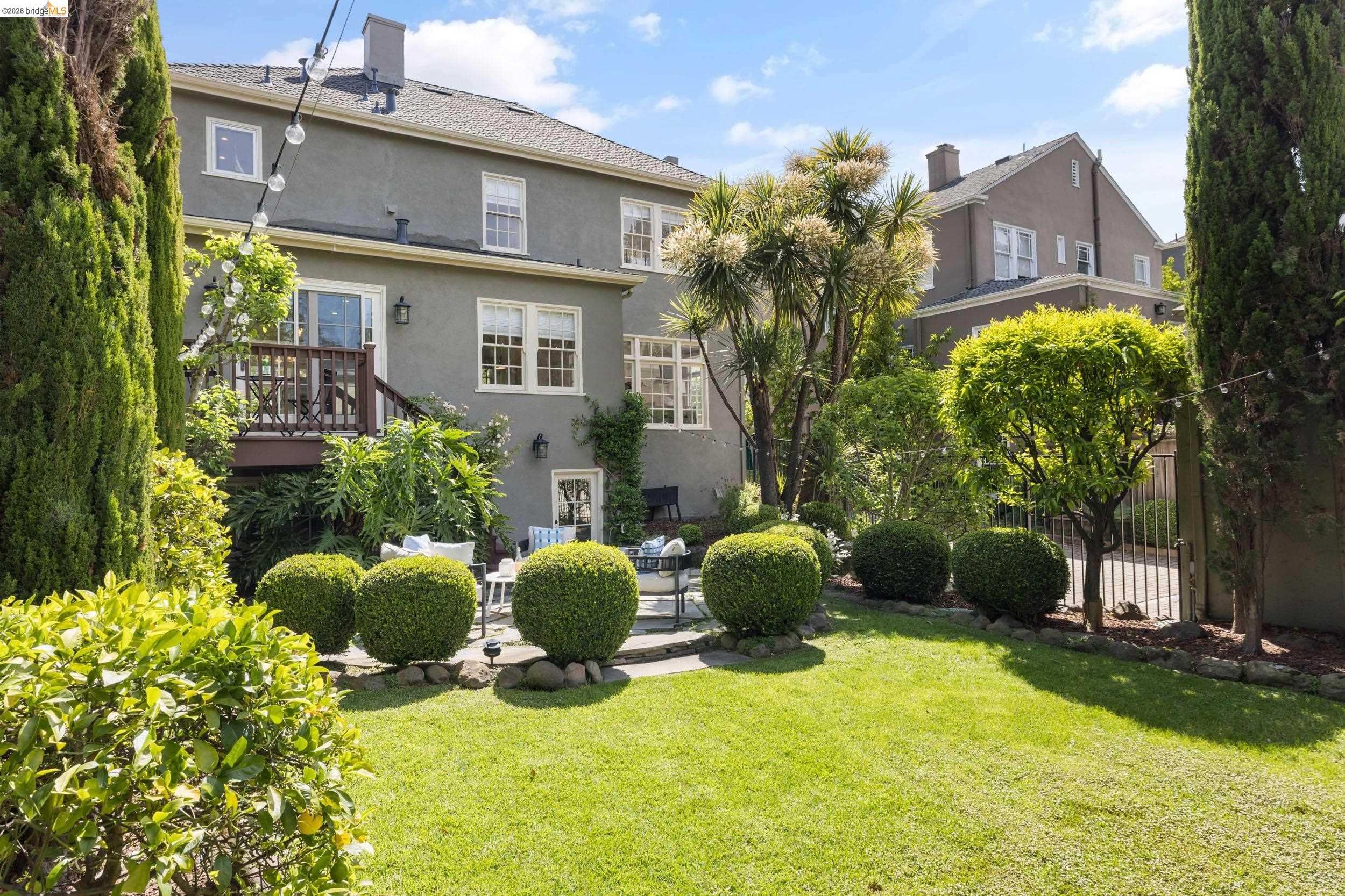 835 Grosvenor Pl