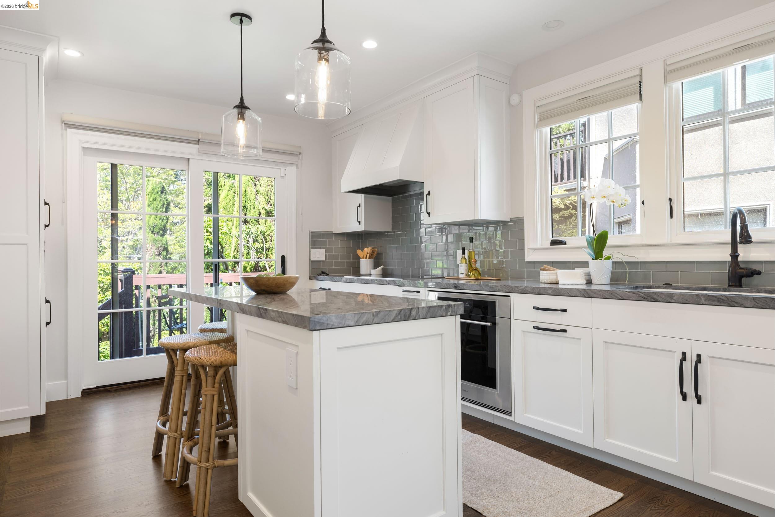 835 Grosvenor Pl
