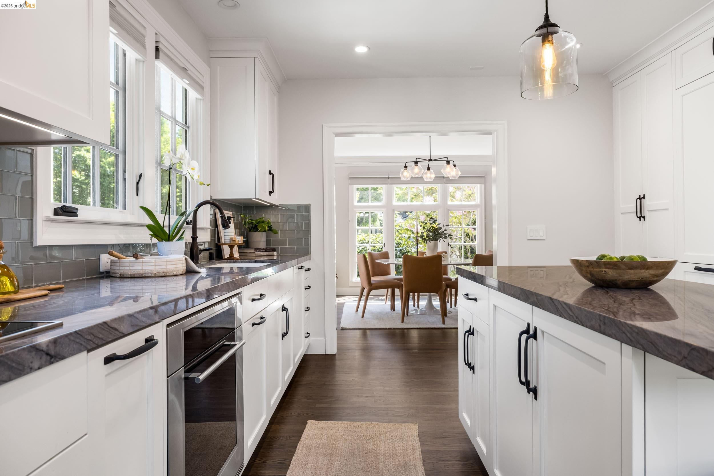 835 Grosvenor Pl
