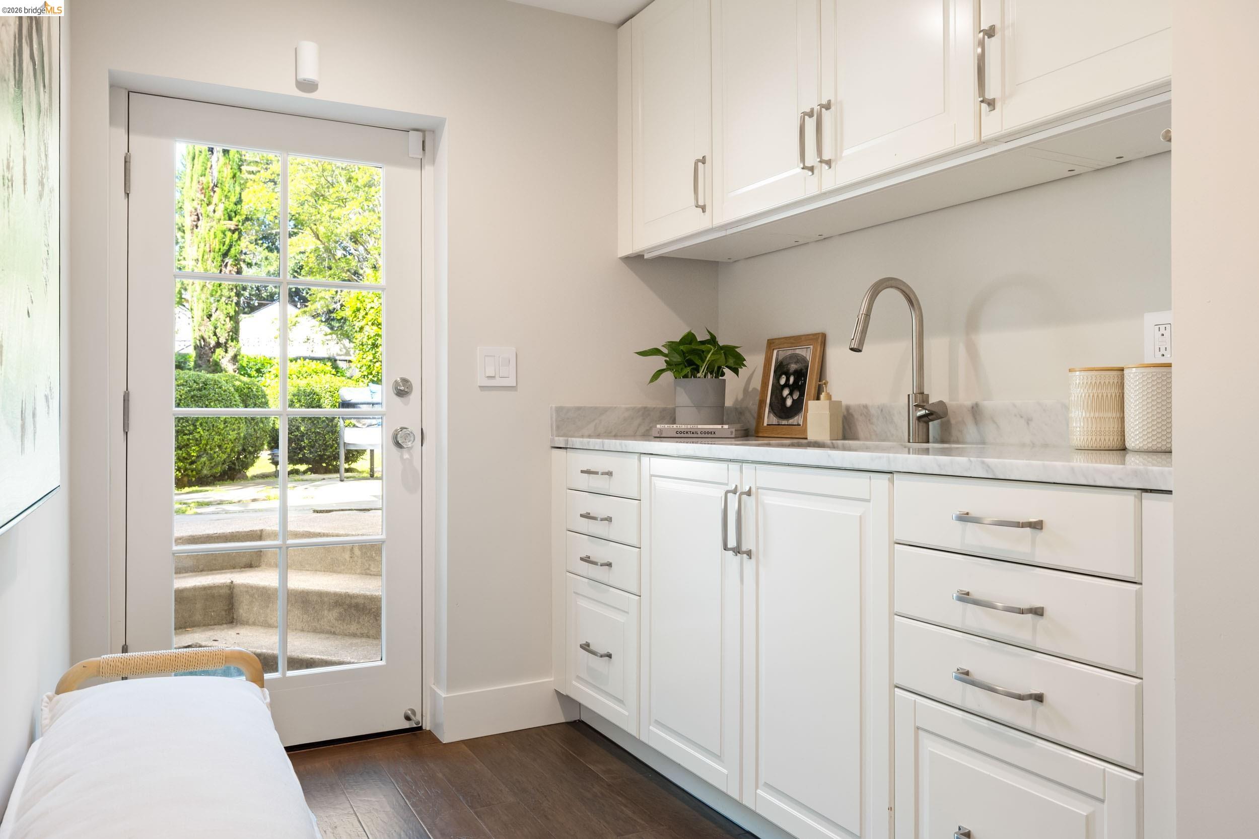 835 Grosvenor Pl