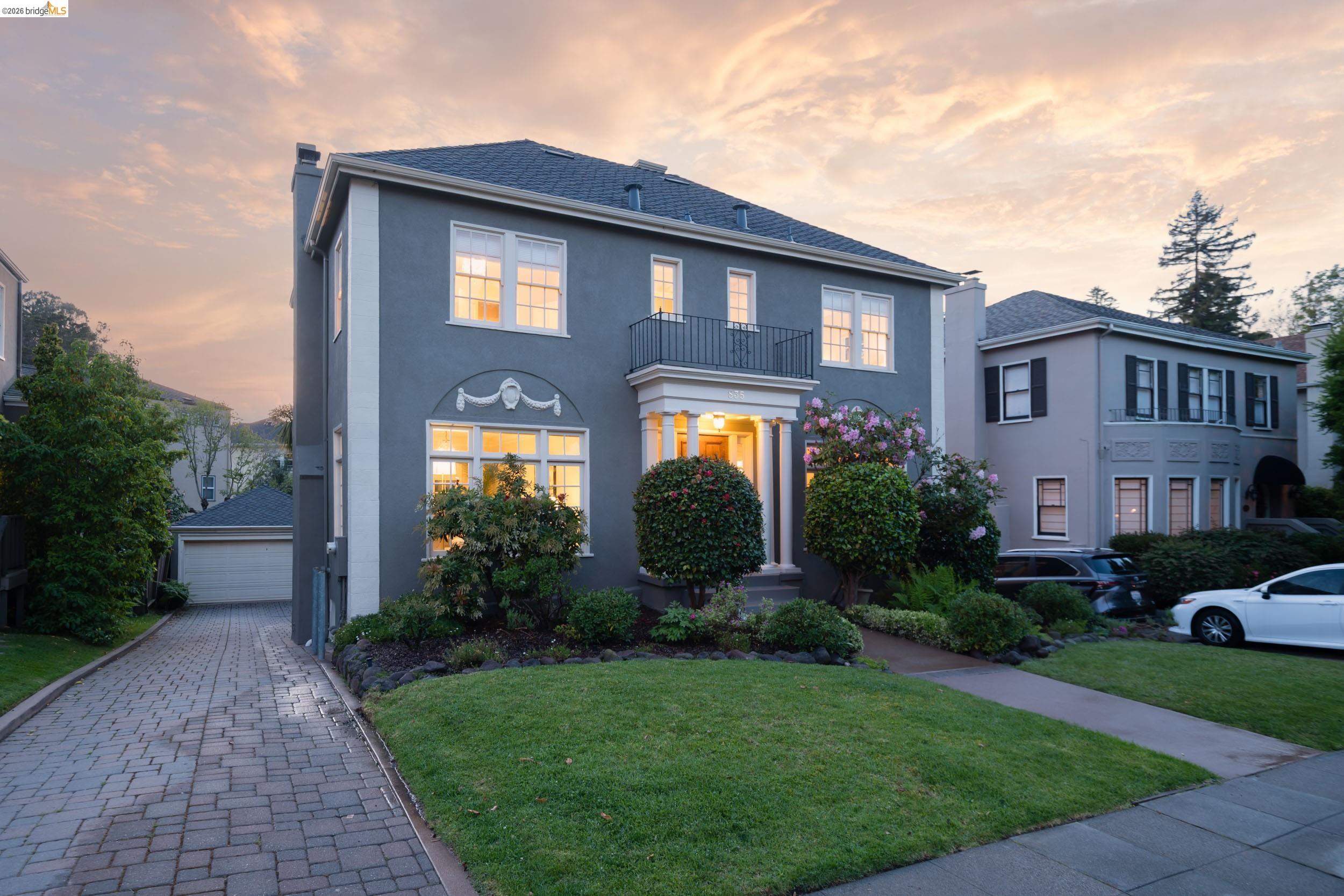 835 Grosvenor Pl
