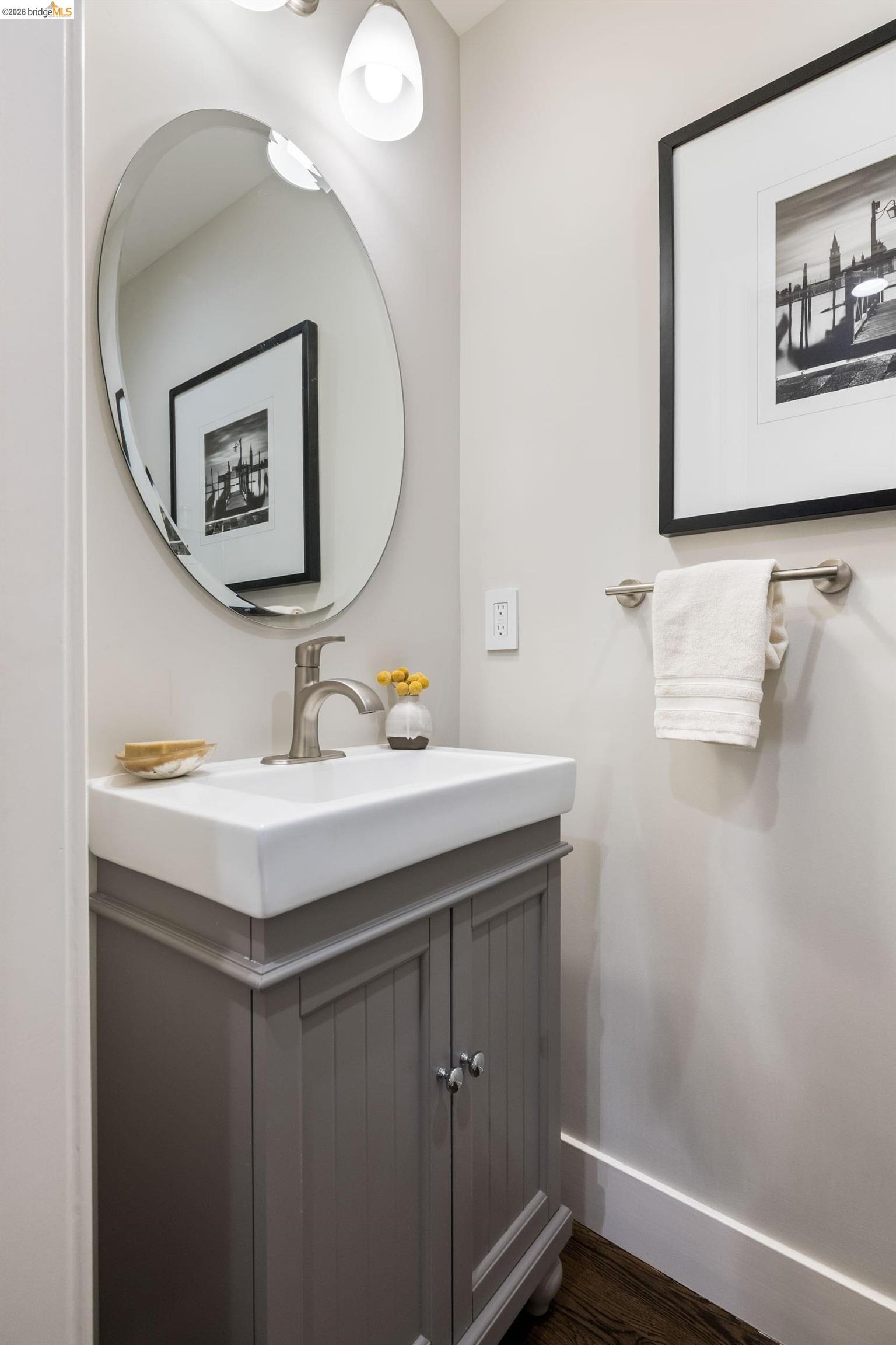 835 Grosvenor Pl