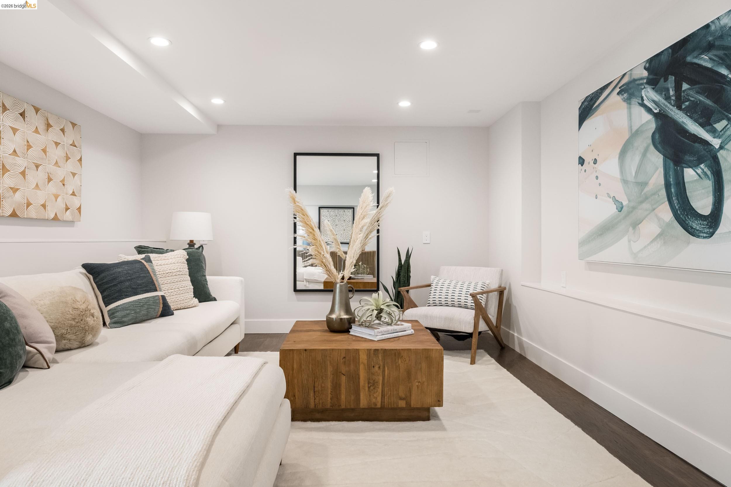 835 Grosvenor Pl