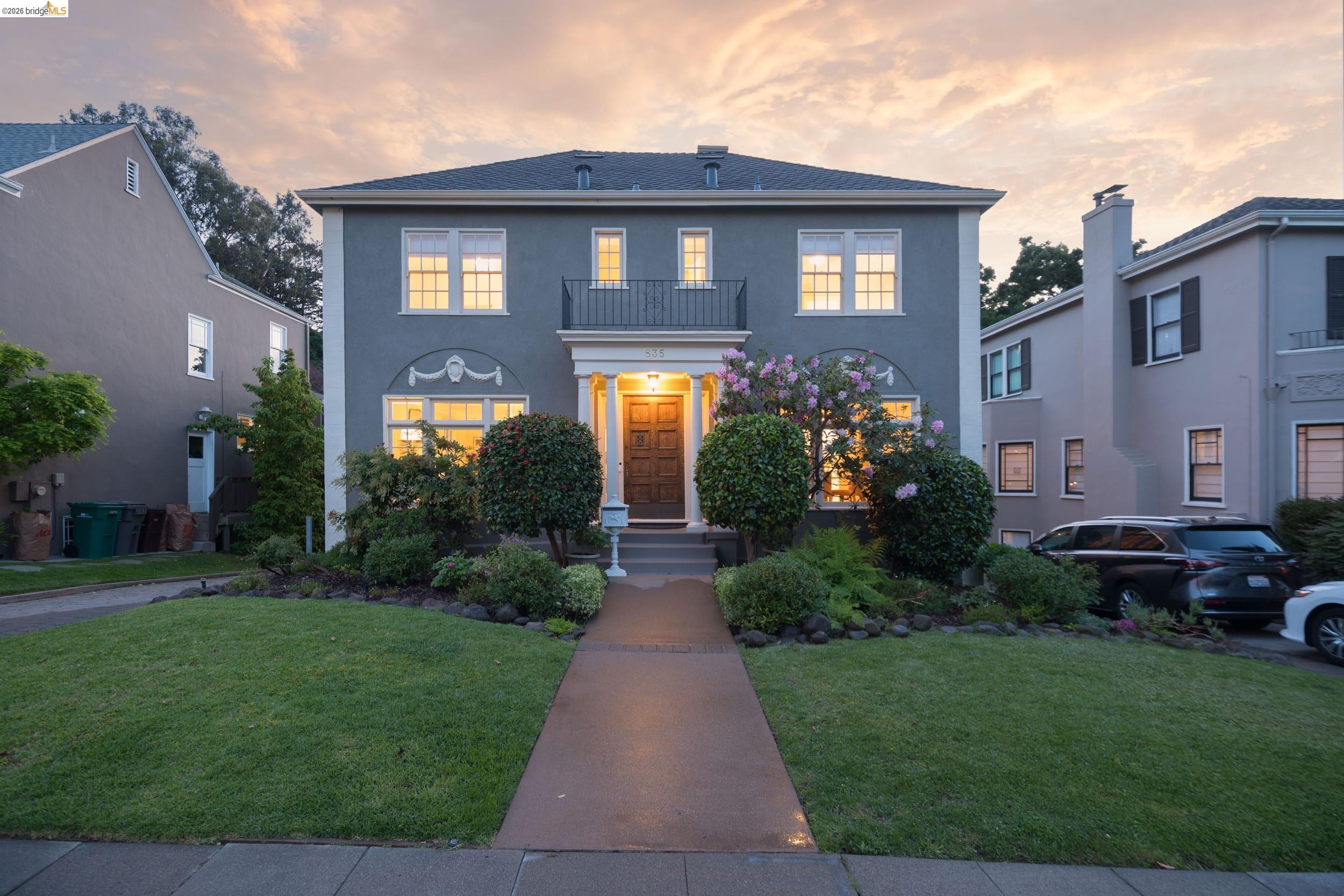 835 Grosvenor Pl