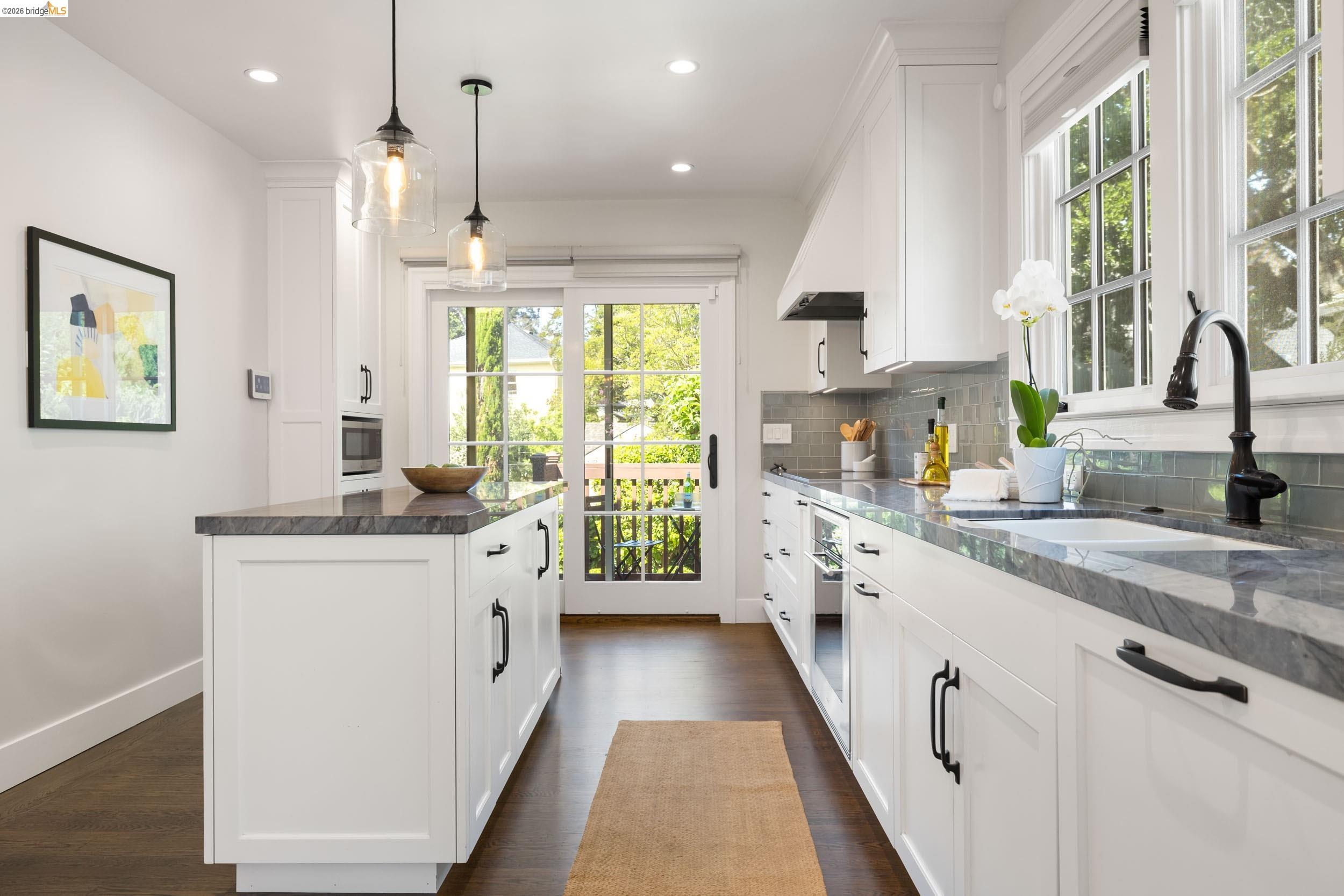 835 Grosvenor Pl
