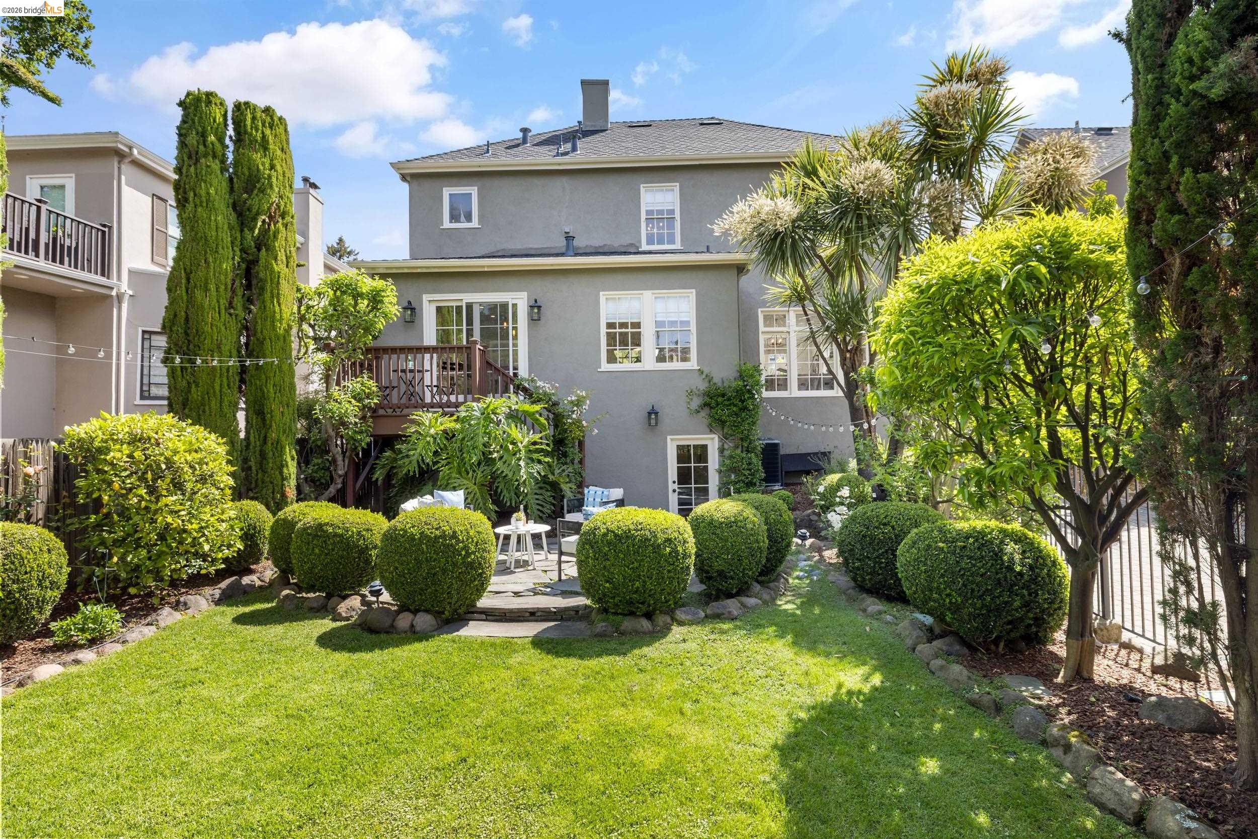 835 Grosvenor Pl