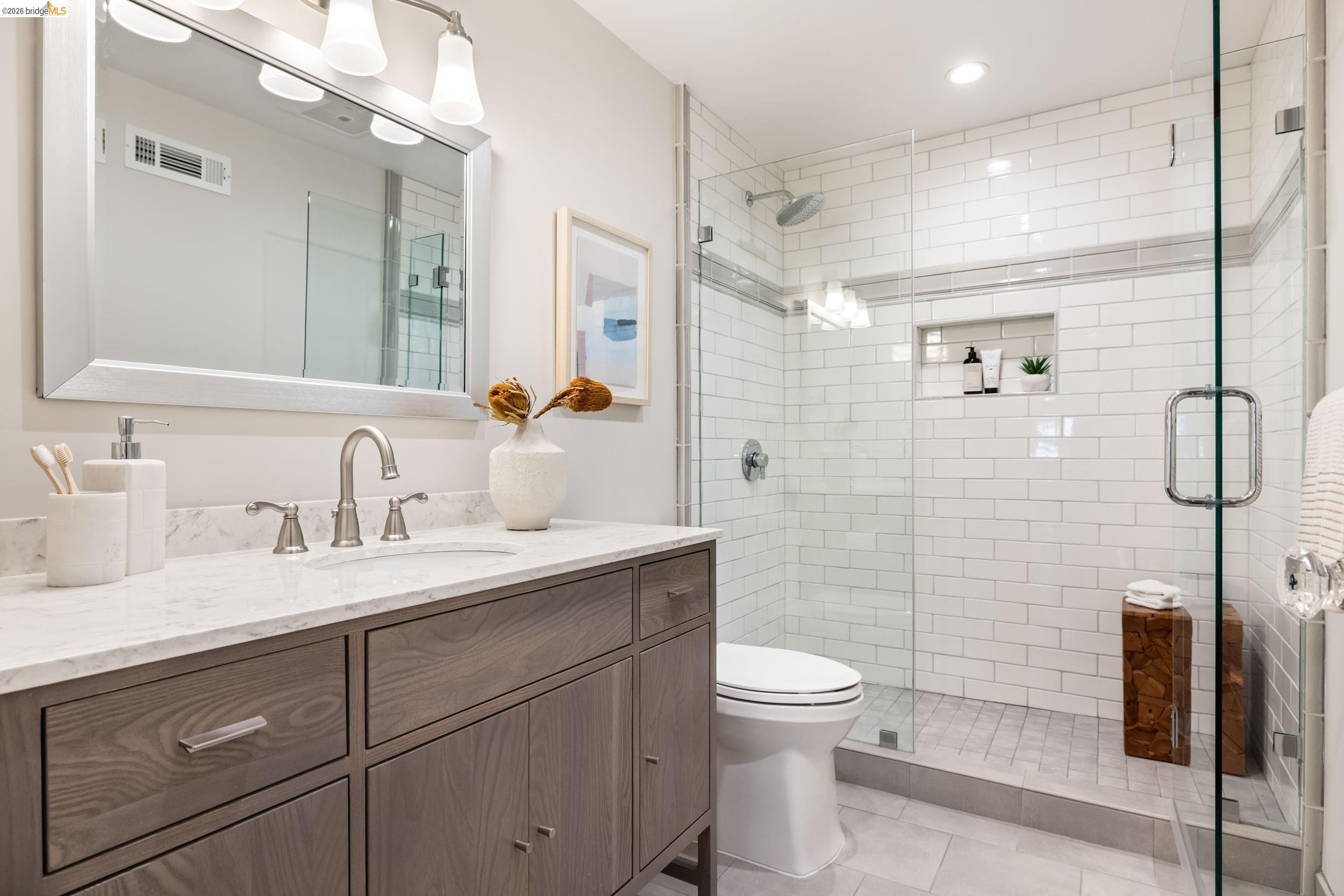 835 Grosvenor Pl