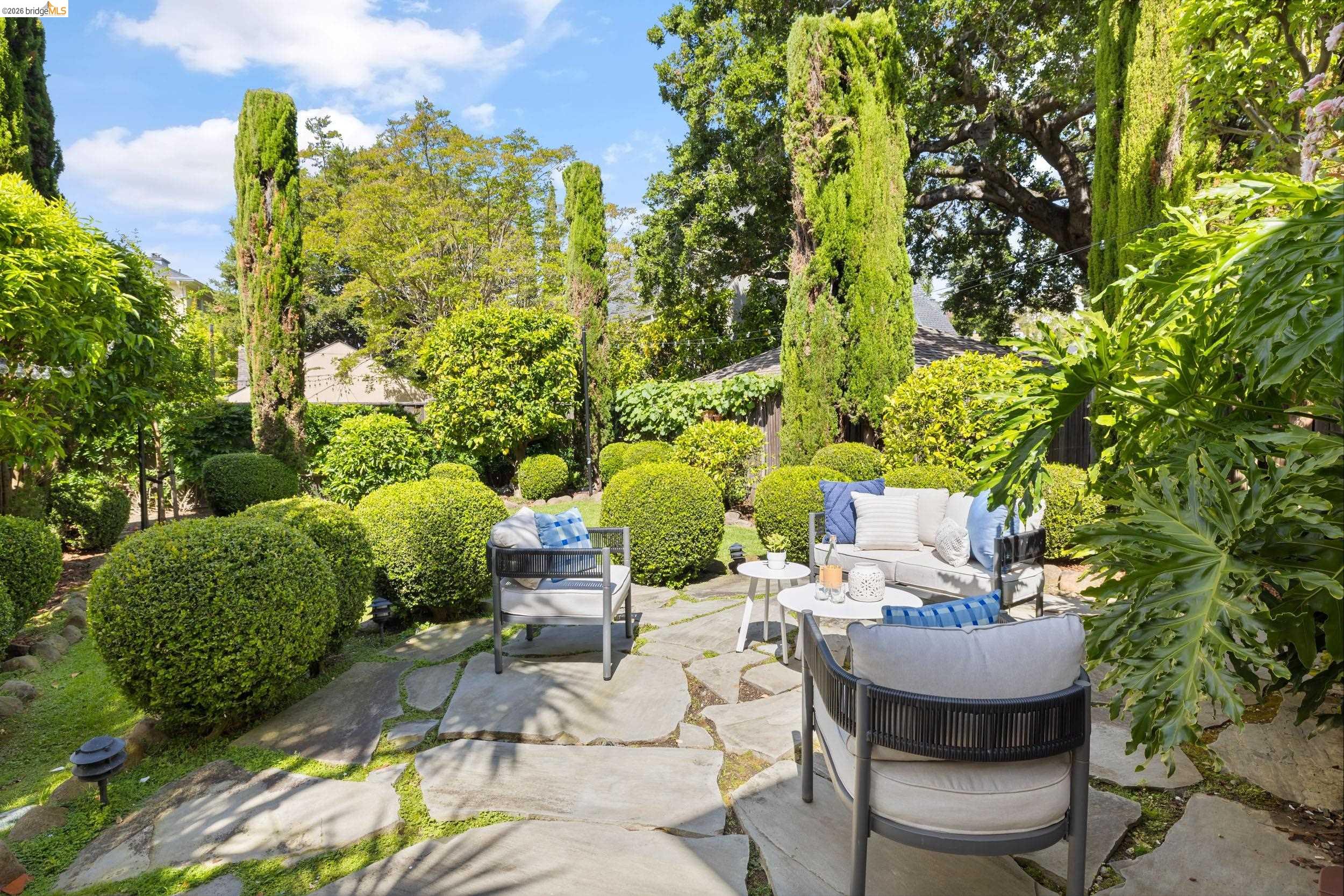 835 Grosvenor Pl