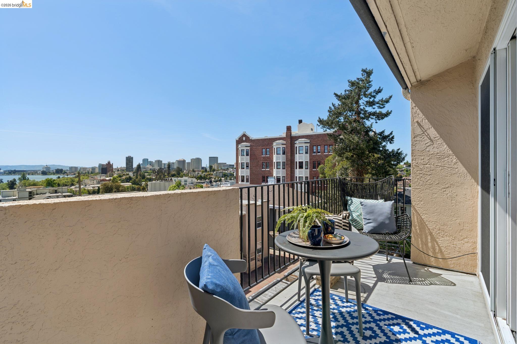 525 Mandana Blvd # 402