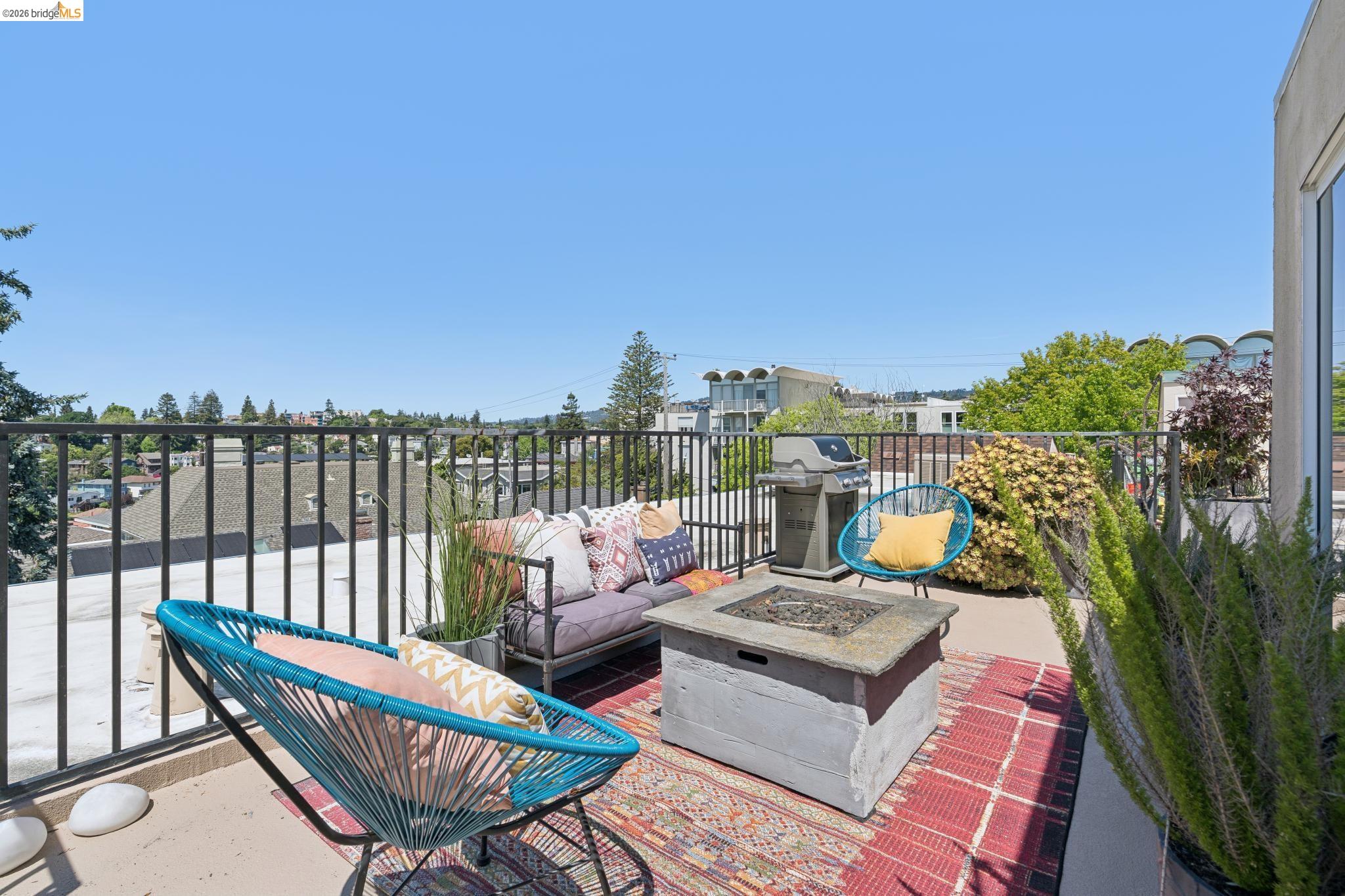 525 Mandana Blvd # 402