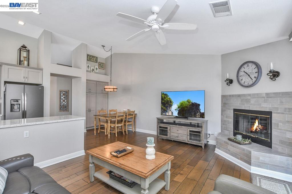2294 El Monte Dr
