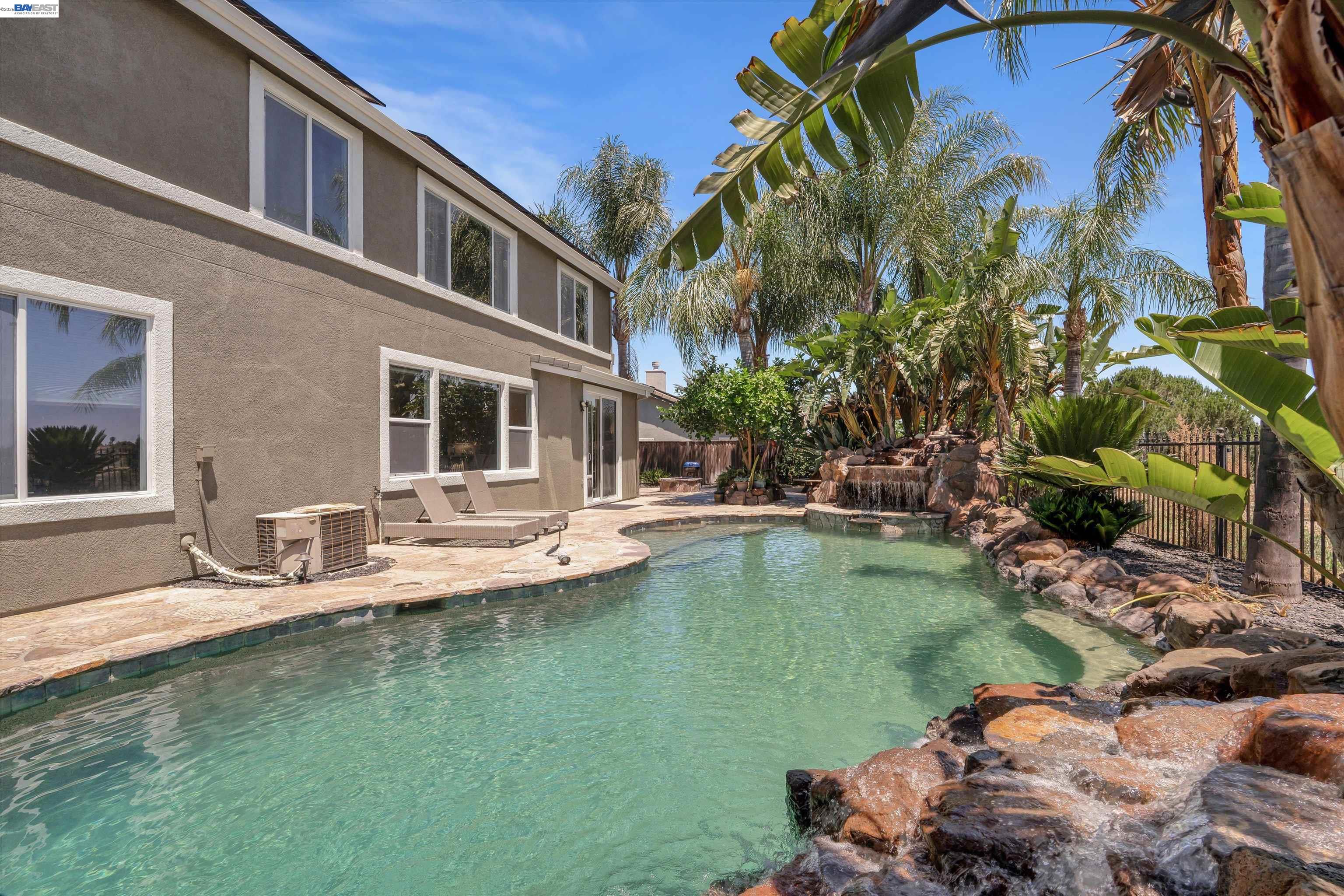 281 W Country Club Dr
