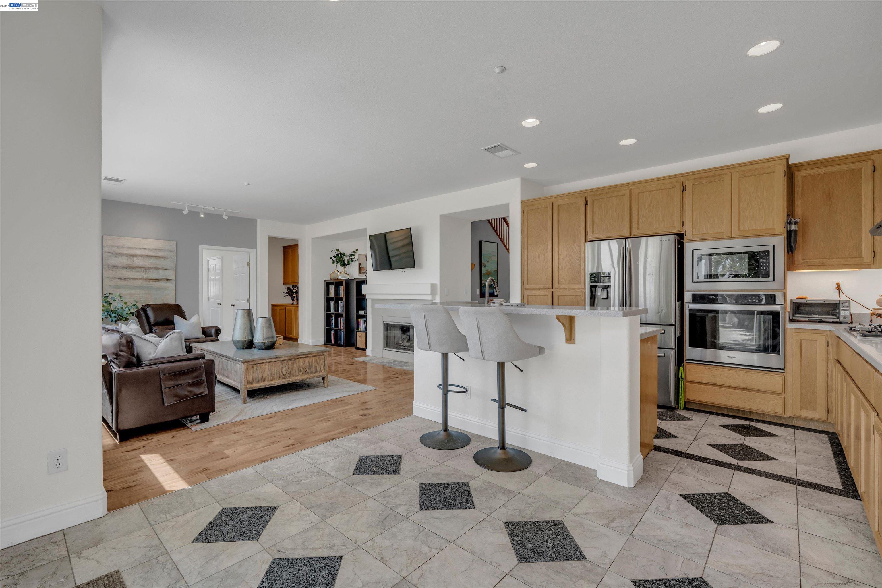 281 W Country Club Dr