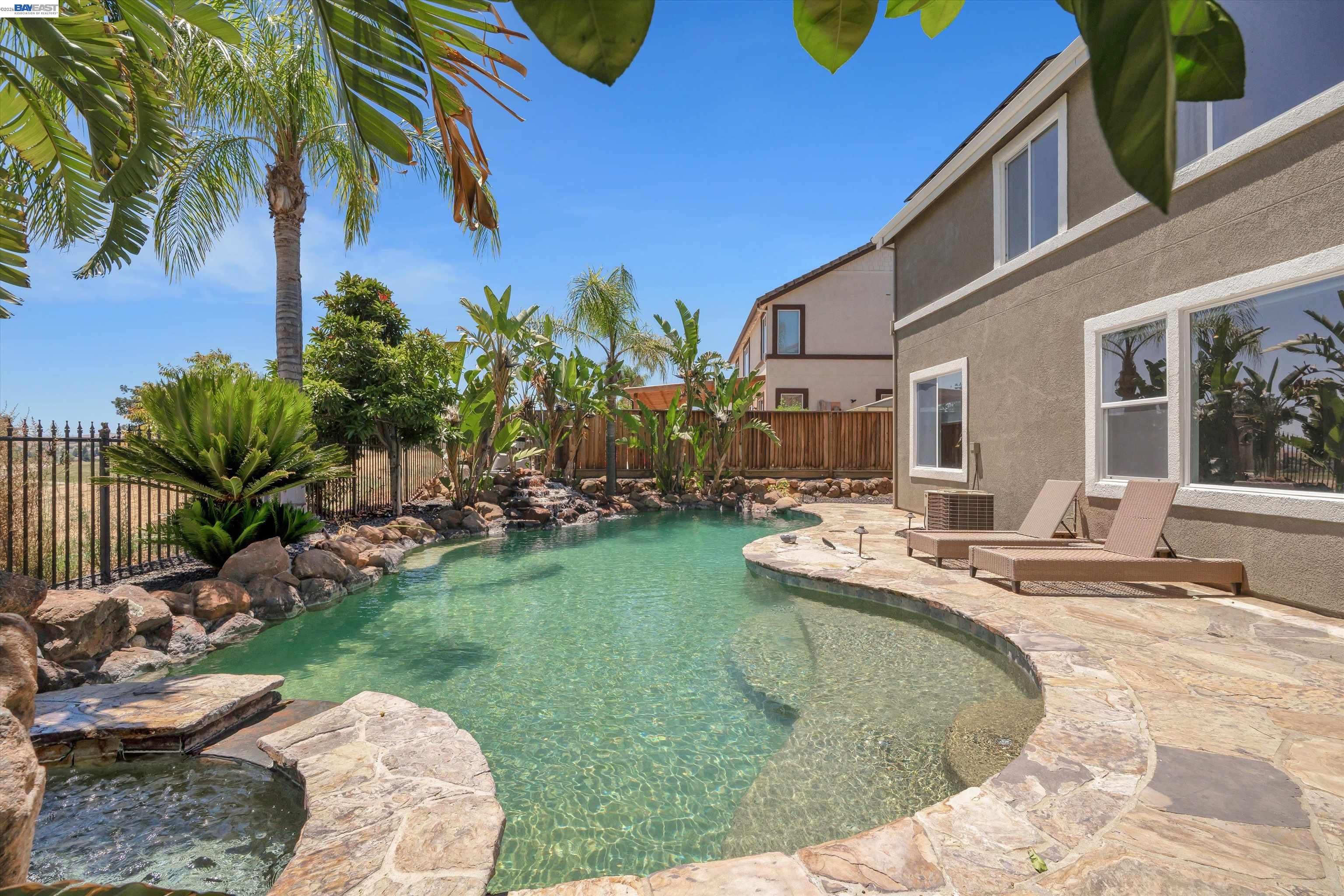 281 W Country Club Dr