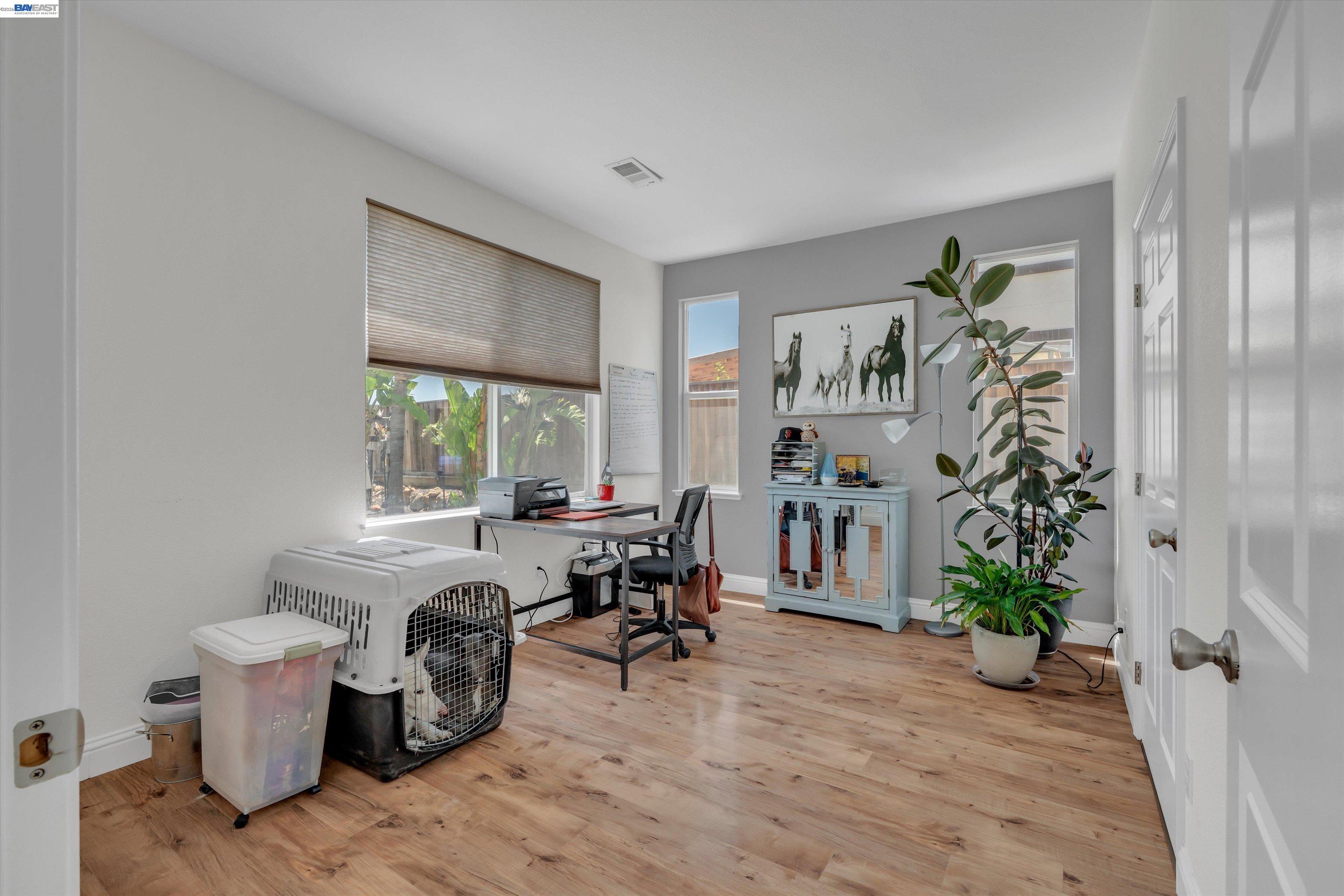 281 W Country Club Dr