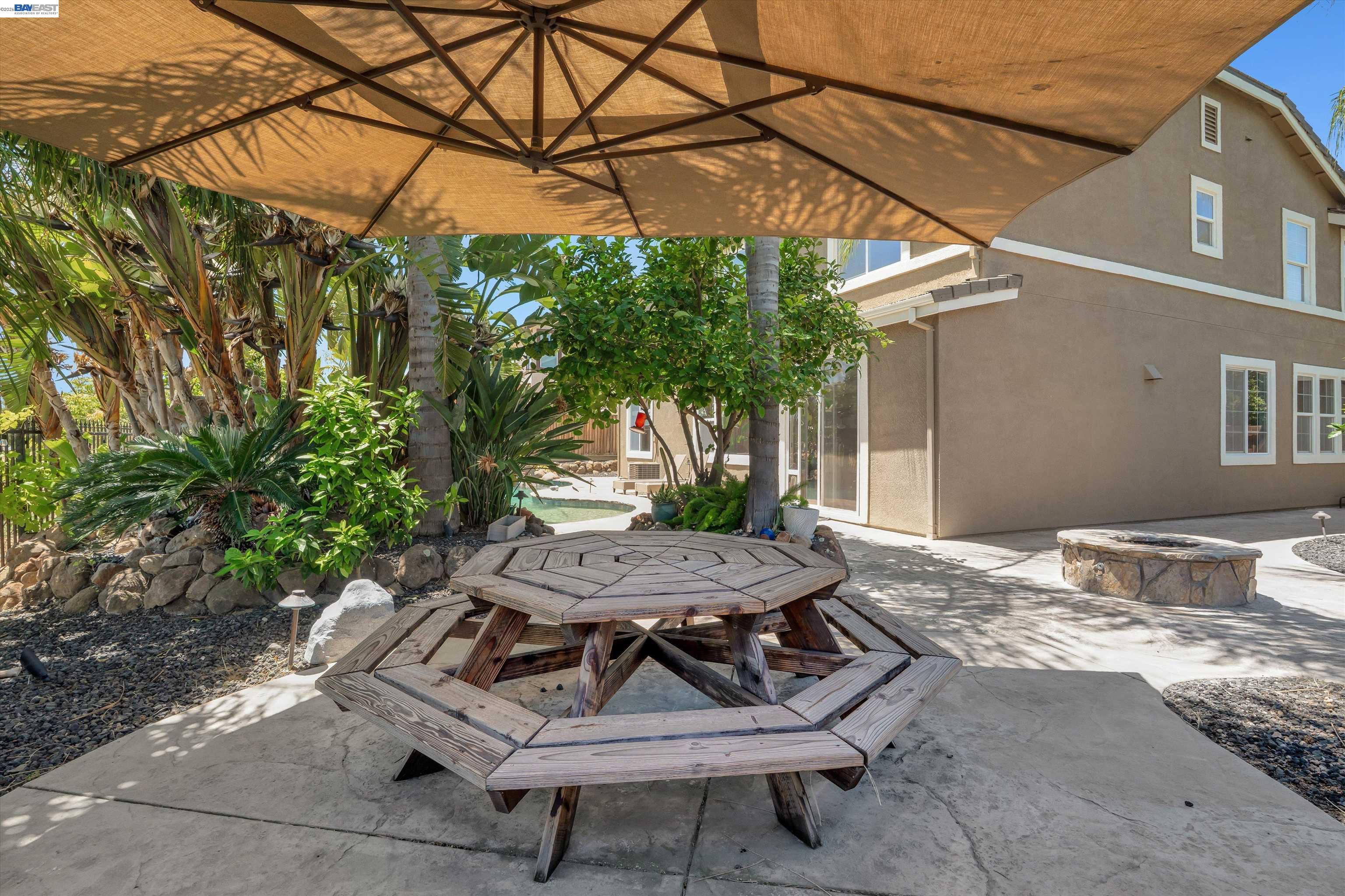 281 W Country Club Dr